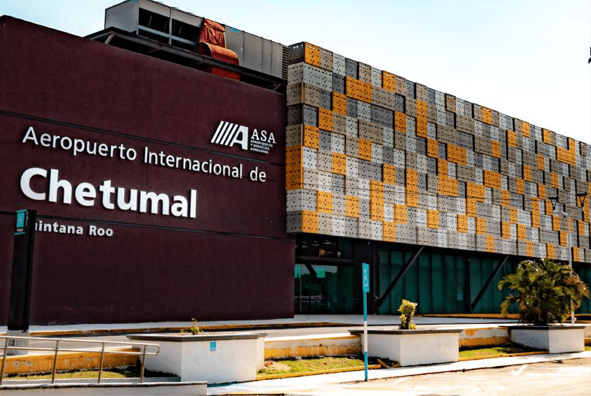 Fachada del Aeropuerto Internacional de Chetumal, con su celosía de colores
