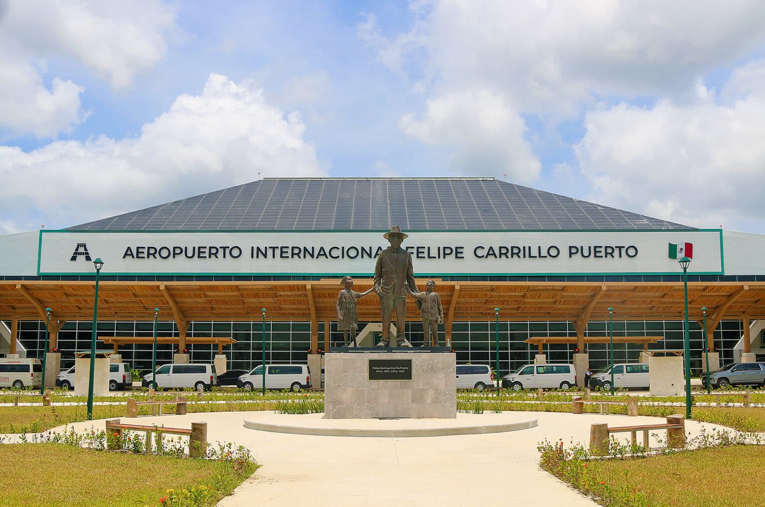 Fachada del Aeropuerto Internacional Felipe Carrillo Puerto, en Tulum, con el monumento a Felipe Carrillo Puerto al frente