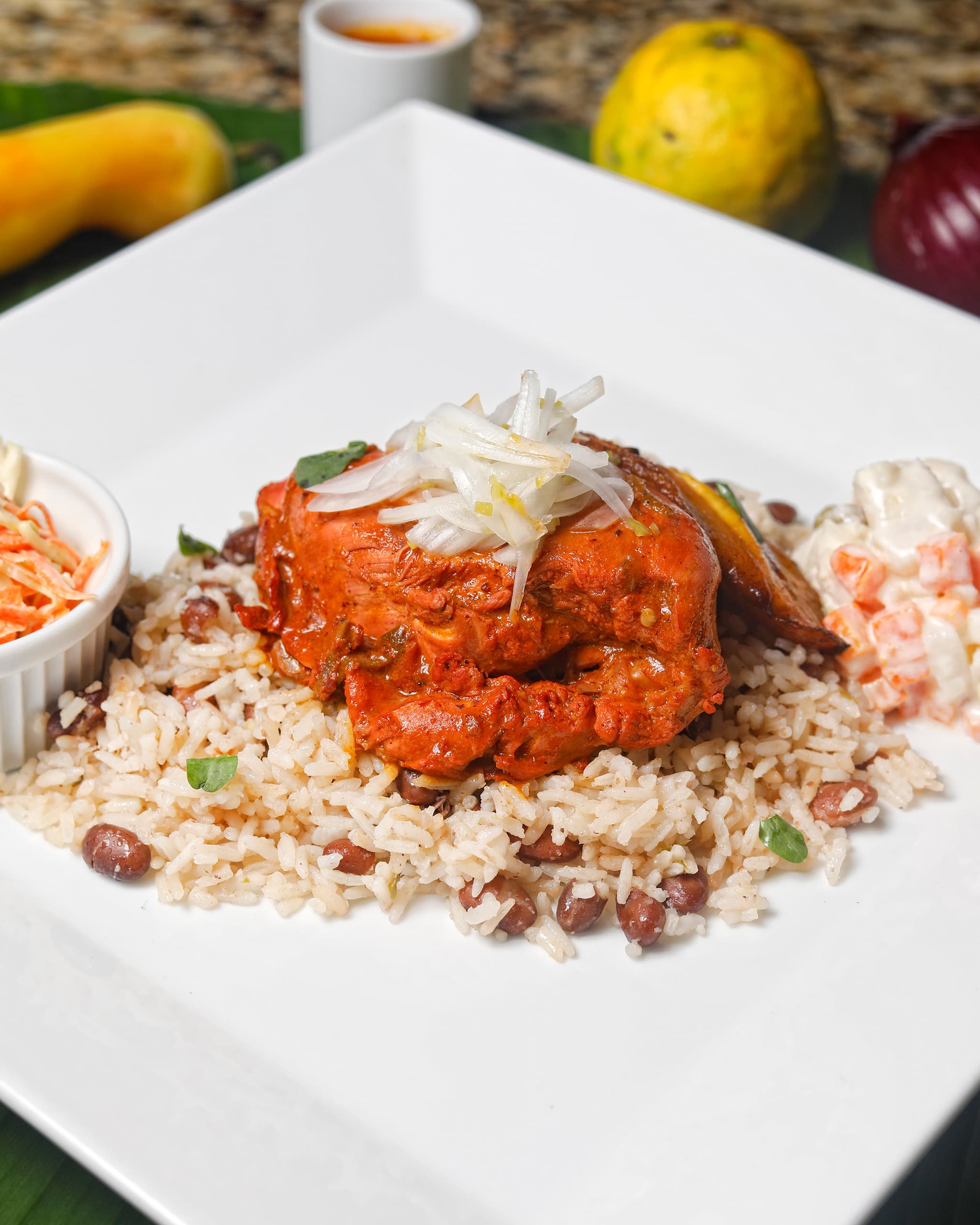 Guiso en adobo servido sobre arroz con frijol