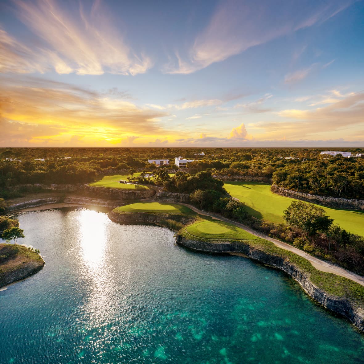 Vista aérea de un campo de golf frente al mar Caribe