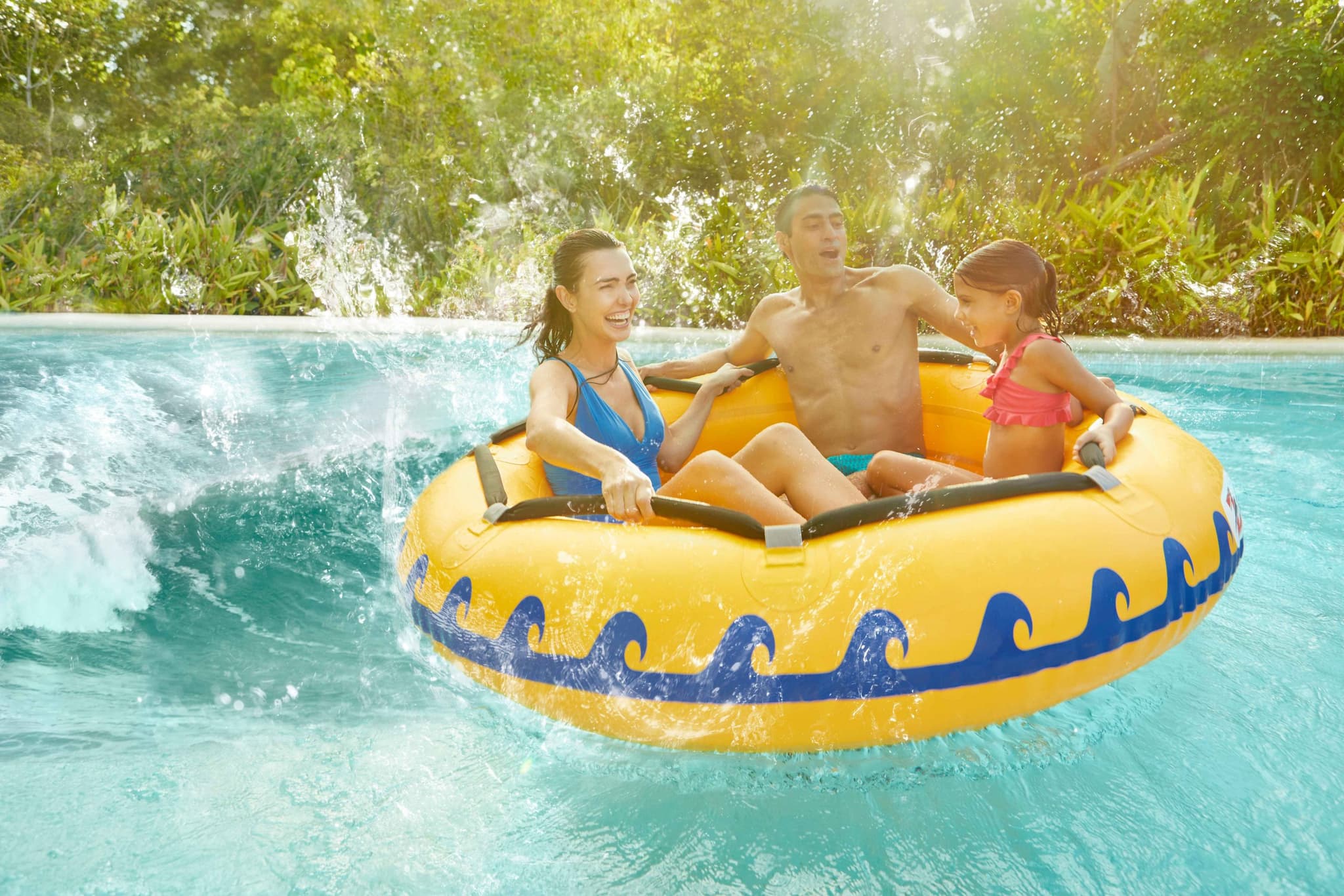 Una familia flotando en llantas por un río del Caribe Mexicano