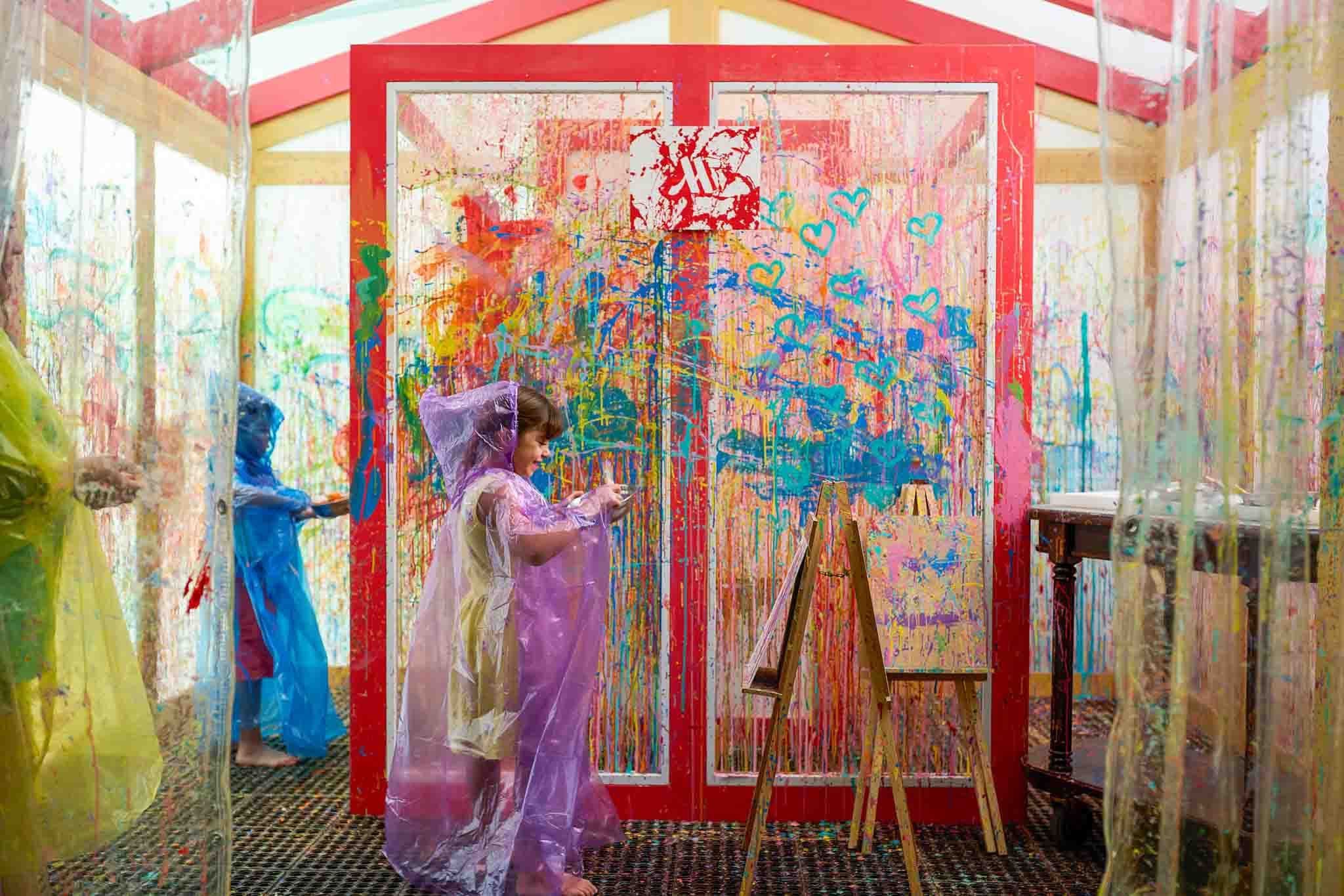 Niños pintando en un taller al aire libre