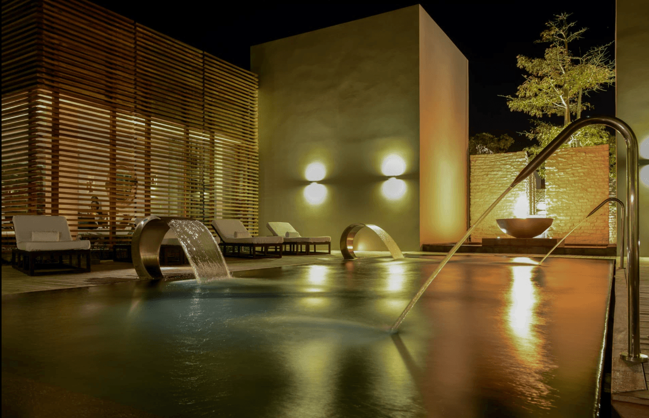 Circuito de hidroterapia del spa iluminado de noche