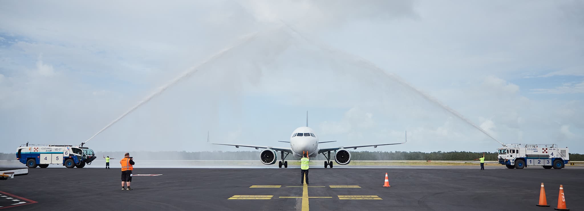 Avión en la pista de un aeropuerto del Caribe mexicano