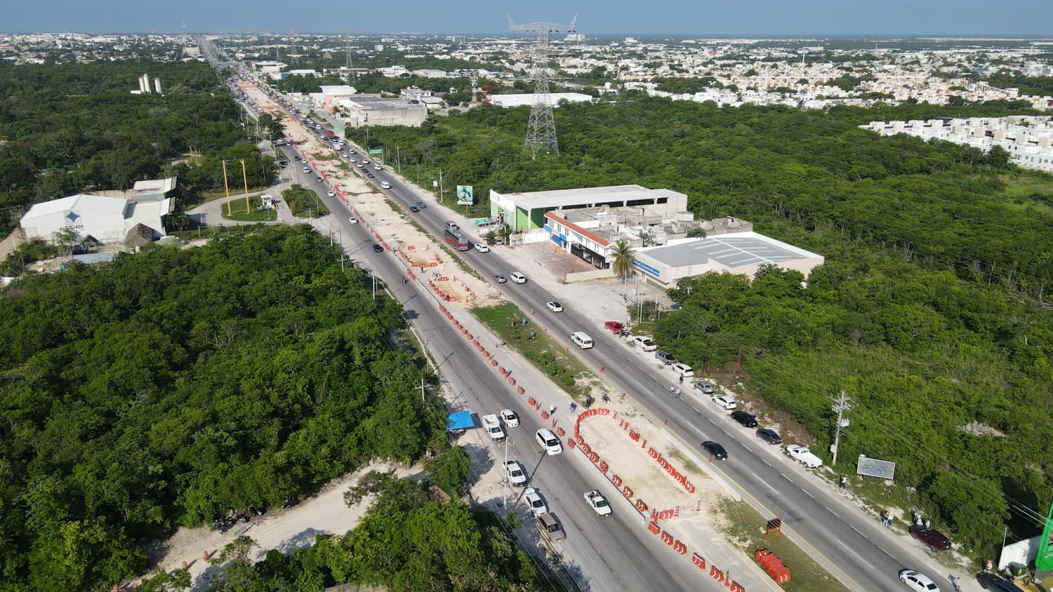 La carretera federal 307 desde el aire, entre la selva y la ciudad, con obras de rehabilitación en un tramo