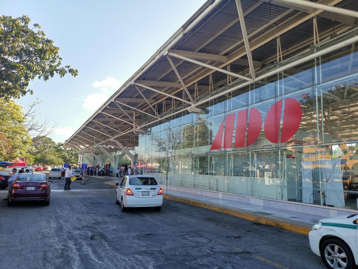 Terminal de autobuses ADO en el centro de Cancún, con su cubierta y los andenes al fondo