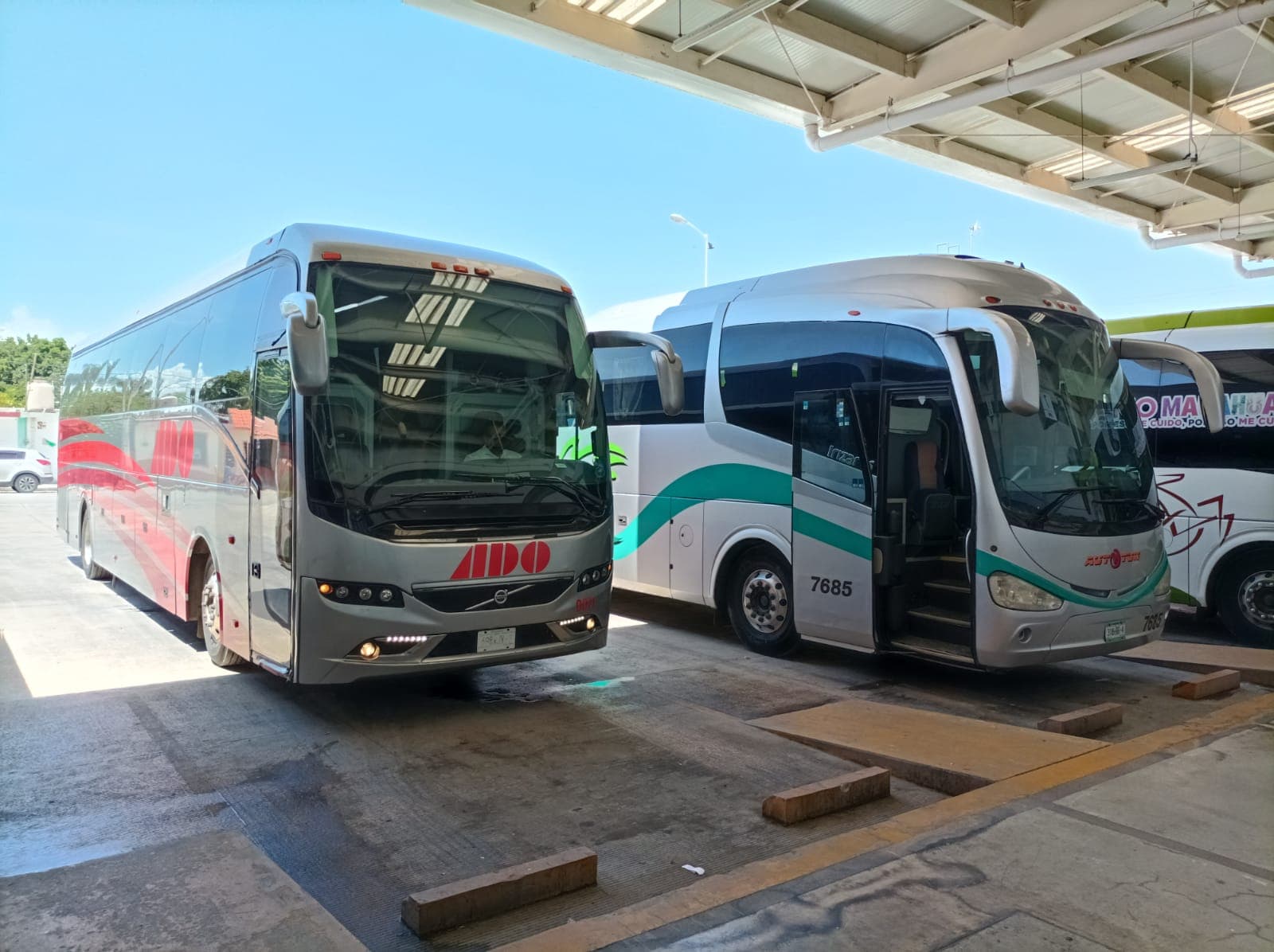 Autobuses ADO y de servicio regional en los andenes de la terminal de Bacalar