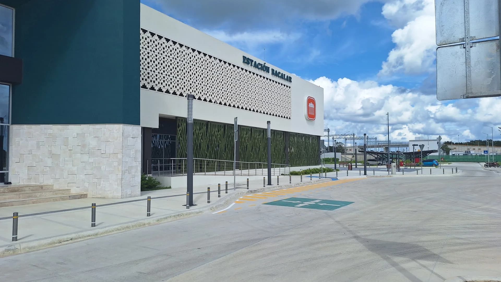 Estación Bacalar del Tren Maya, con su nombre sobre la fachada de celosía