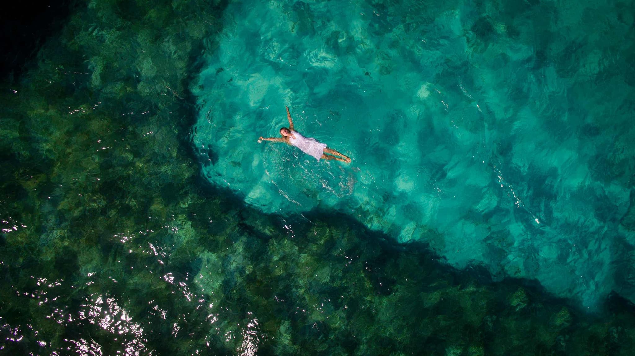 Persona nadando sobre el arrecife de Puerto Morelos