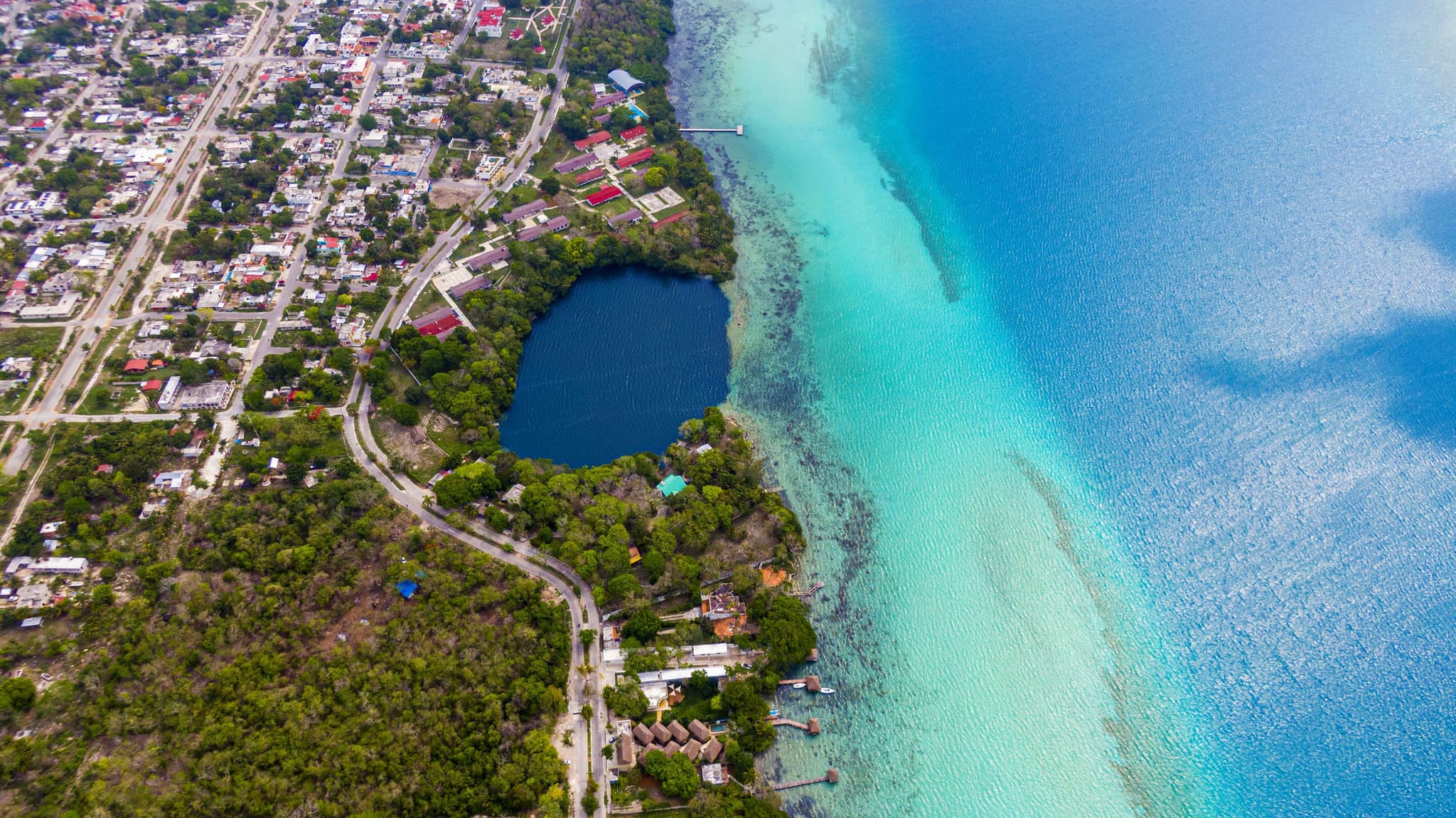 Cenotes de Bacalar en la Laguna de los Siete Colores