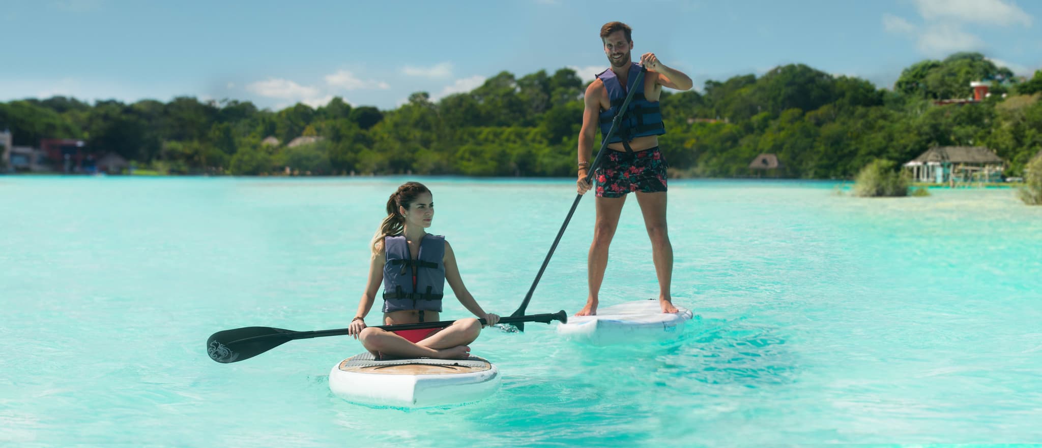 Pareja haciendo paddleboard en la Laguna de Bacalar