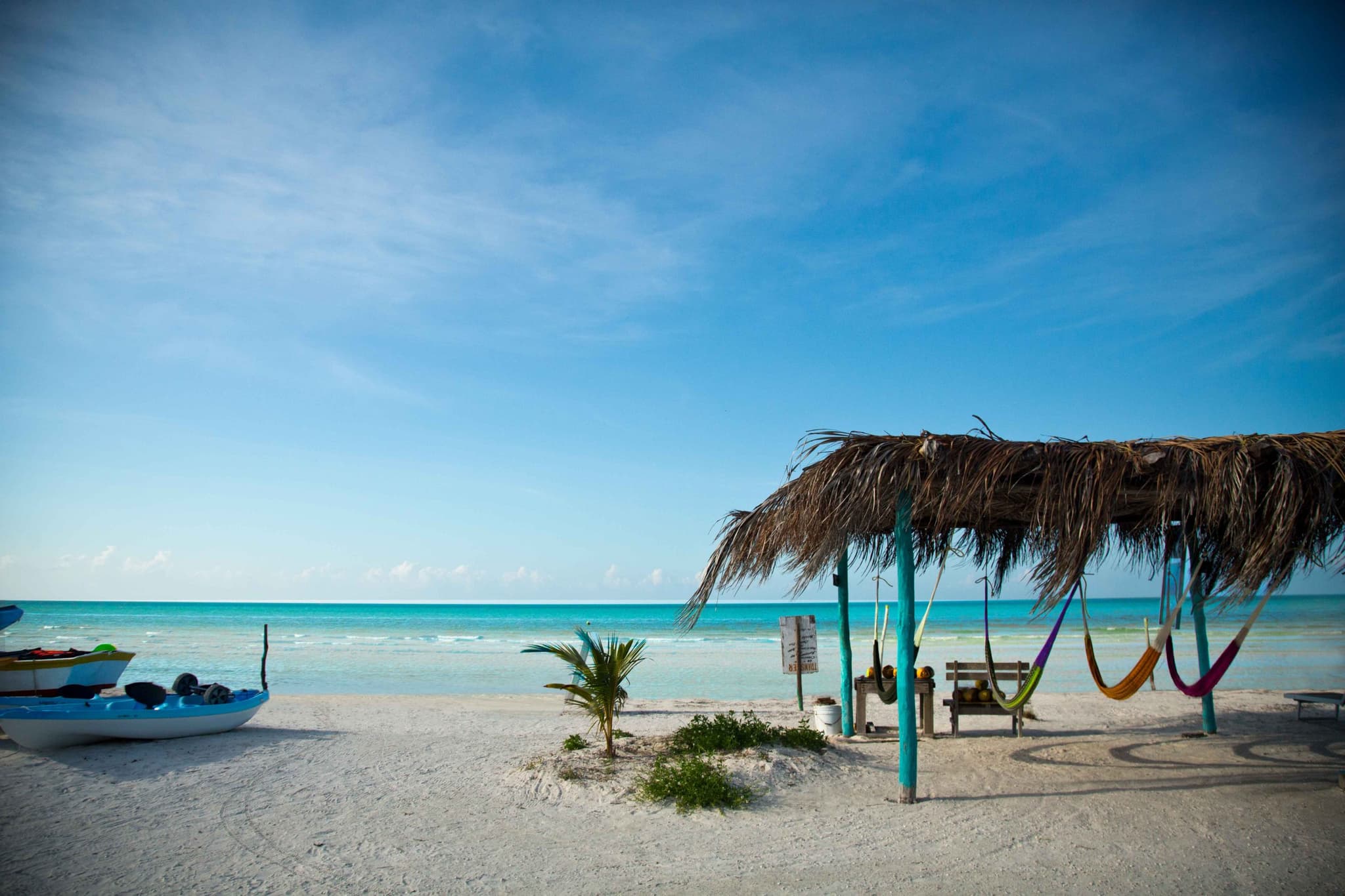 Palapa y hamacas en la playa de Holbox