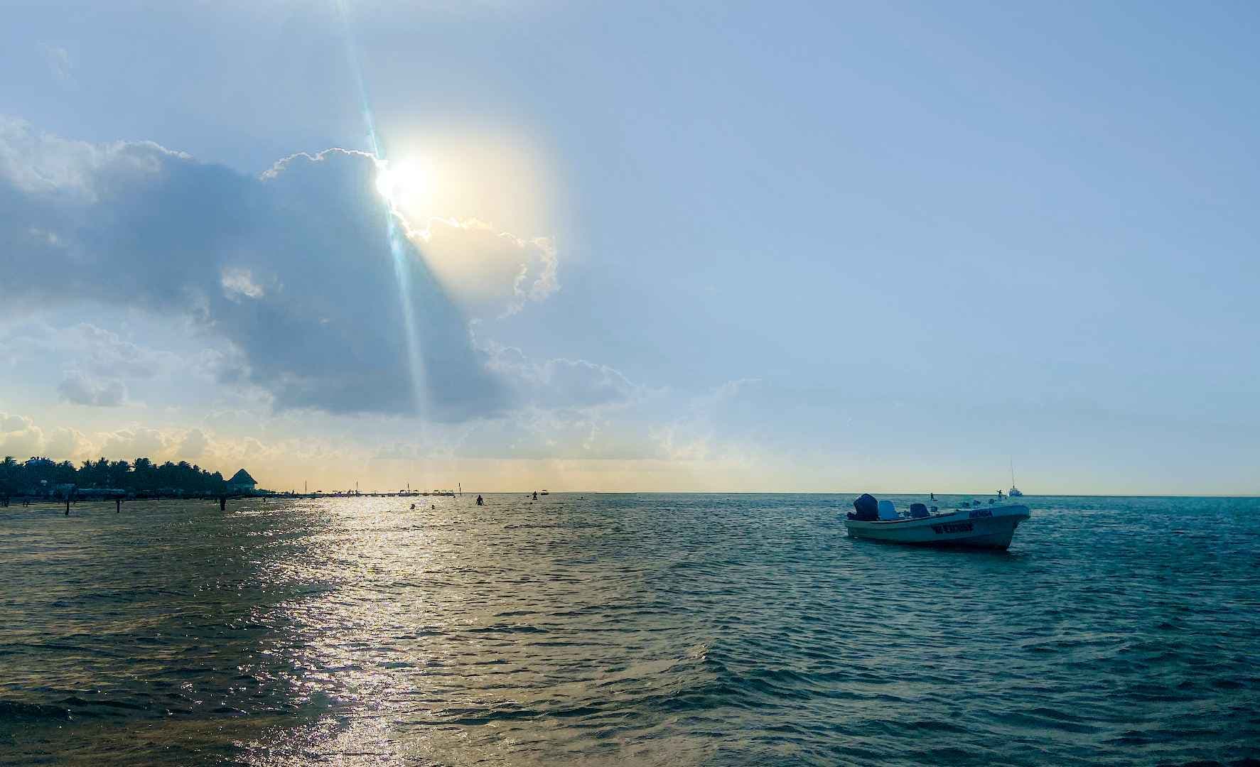 Playa de Holbox con arena blanca y agua turquesa poco profunda