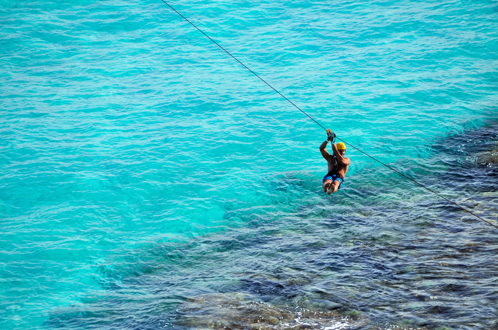 Tirolesa sobre el agua turquesa de Garrafón, en Isla Mujeres