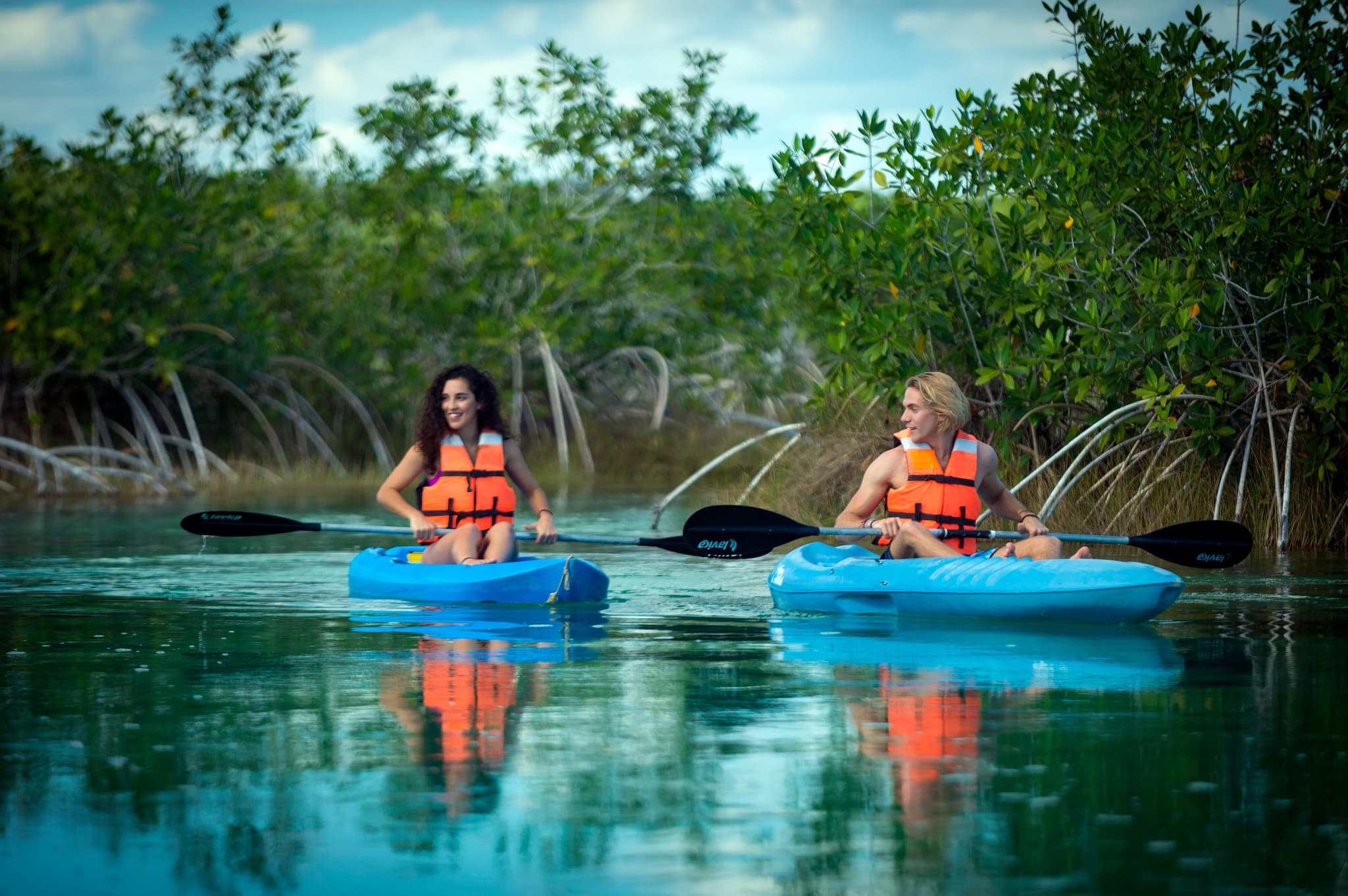 Agua turquesa de la laguna de Bacalar a la altura de Xul-Há