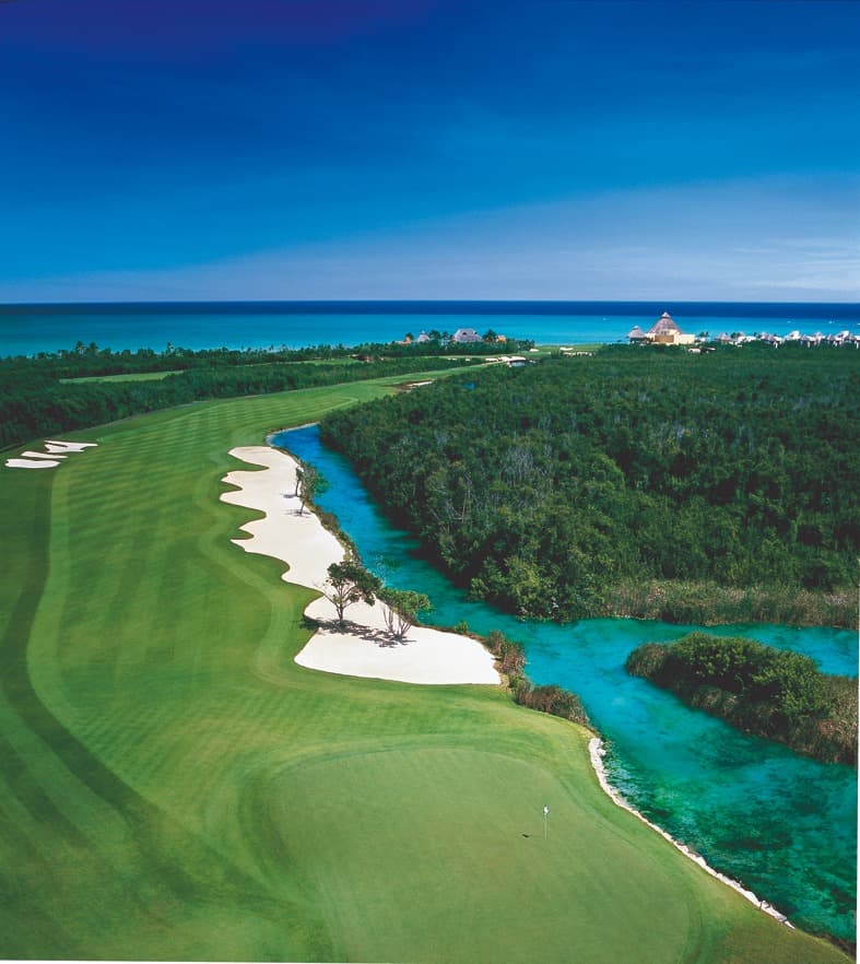 Vista aérea de un campo de golf en la costa del Caribe Mexicano (El Camaleón, Mayakoba)