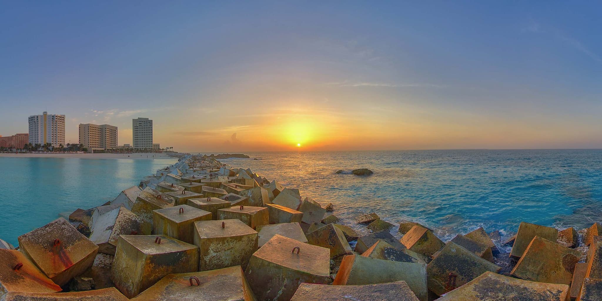 Amanecer sobre el mar frente a Cancún