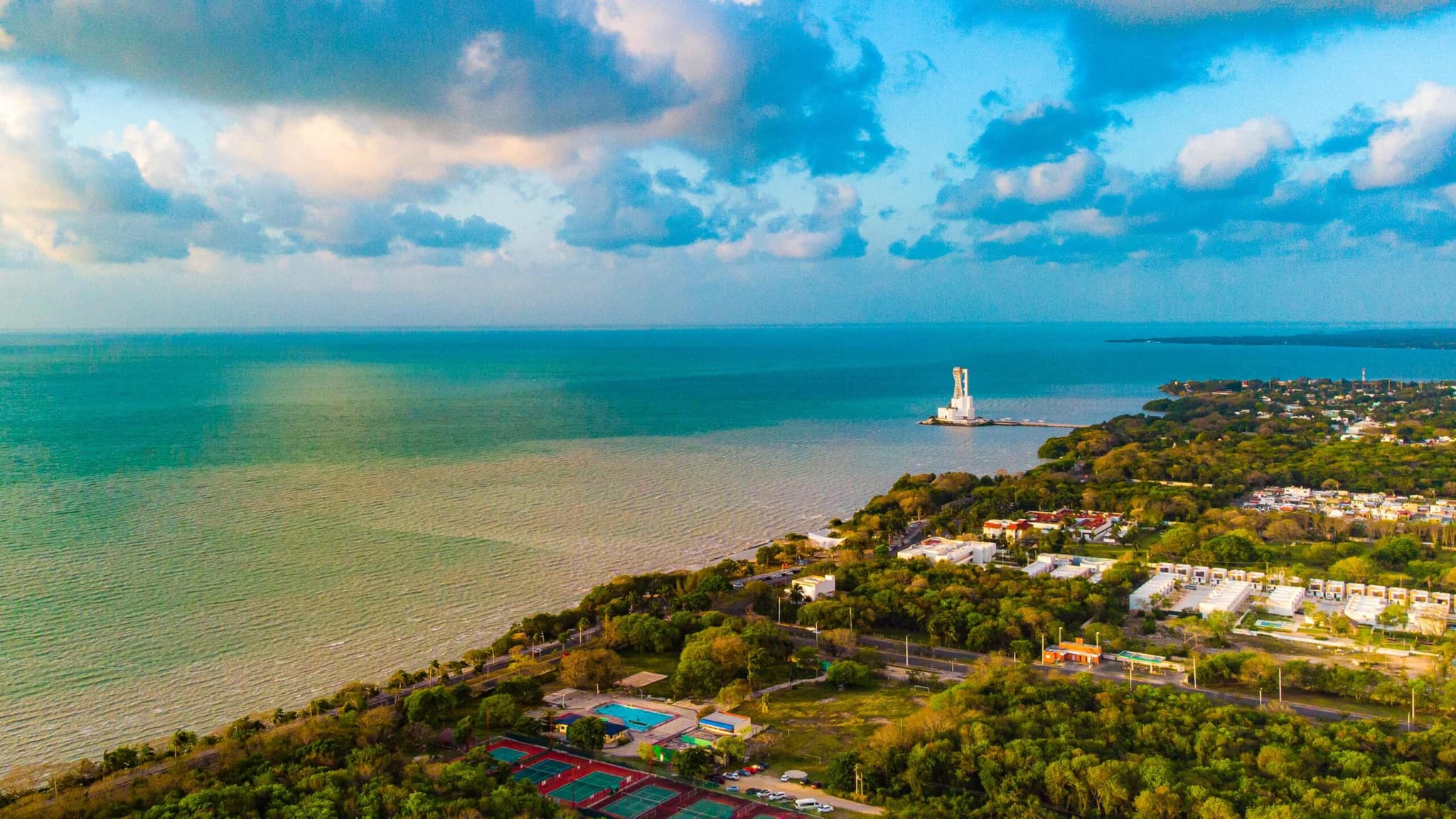 Vista aérea de la Bahía de Chetumal al atardecer