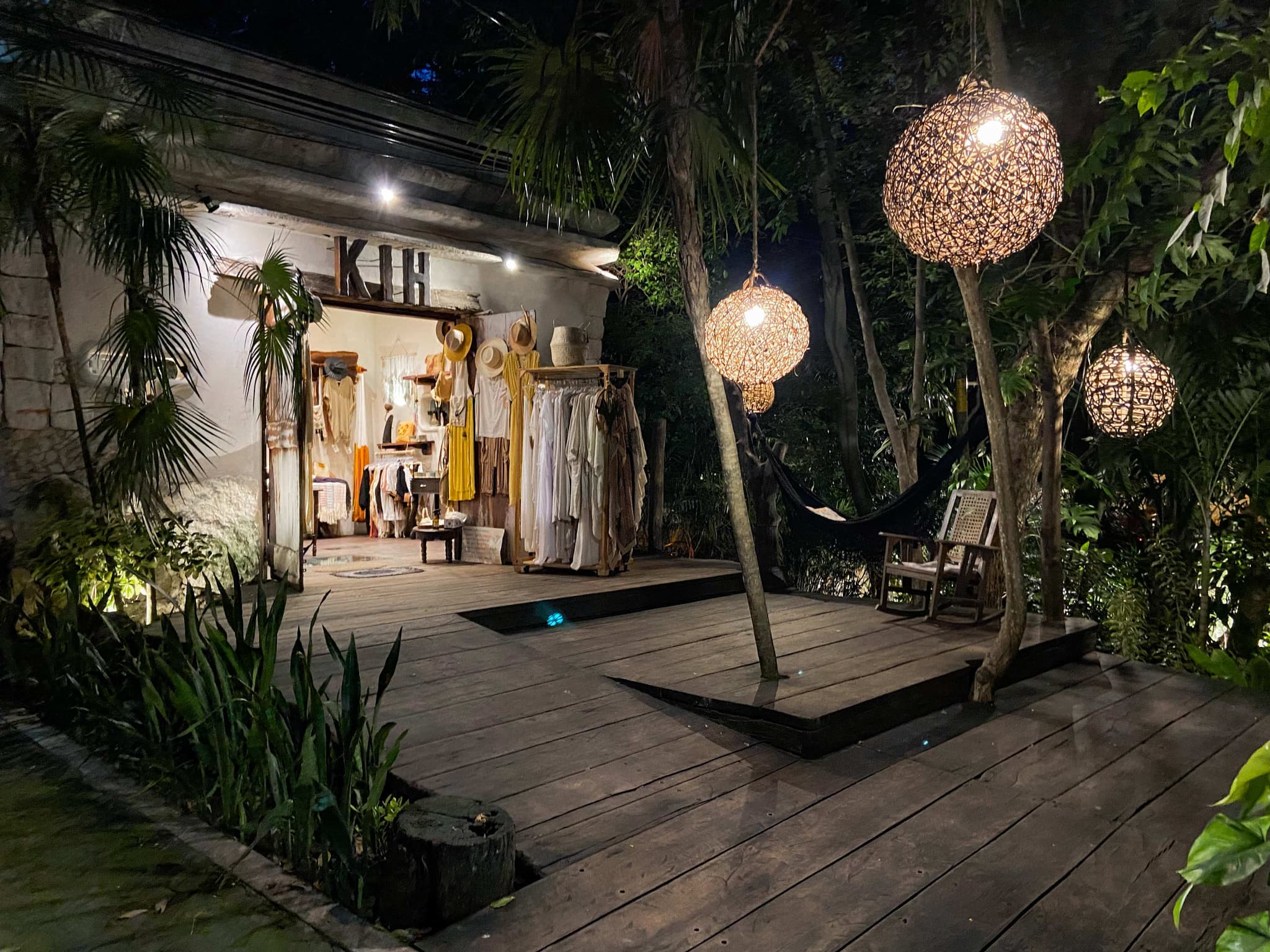 Tiendas y cafés en la Quinta Avenida de Playa del Carmen