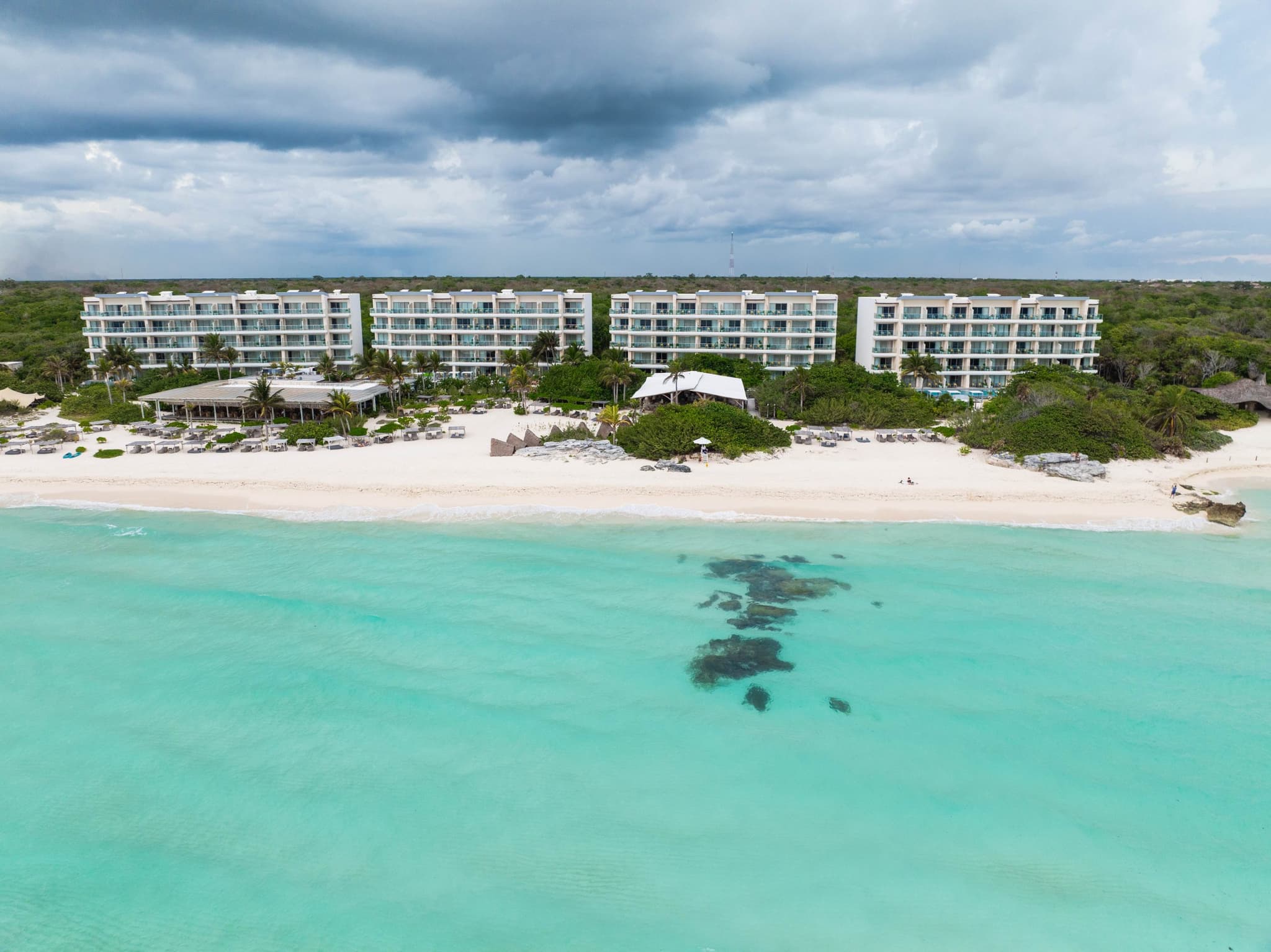 Playa de arena blanca y mar turquesa en Playa del Carmen