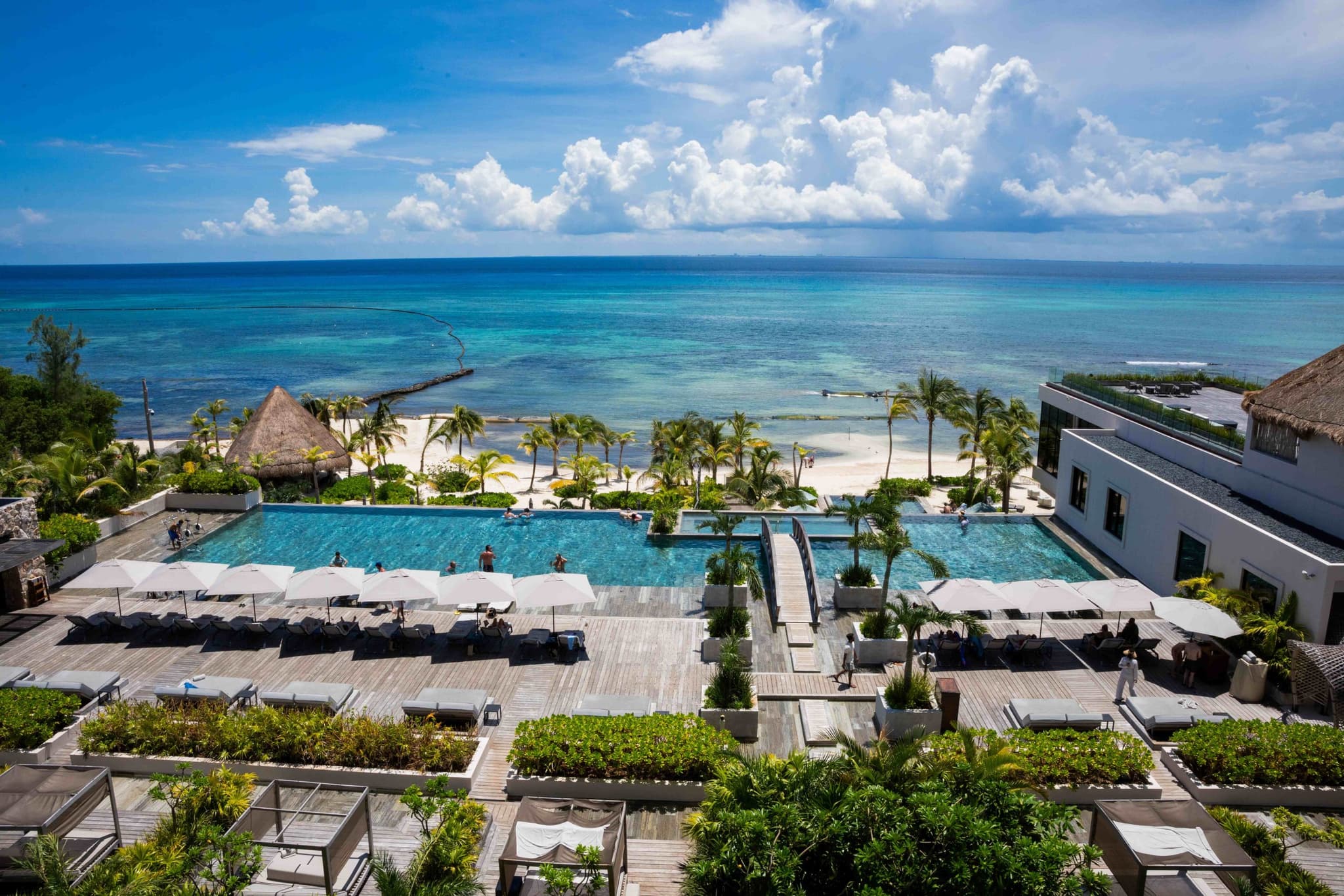 Alberca de un hotel frente al mar en la Riviera Maya