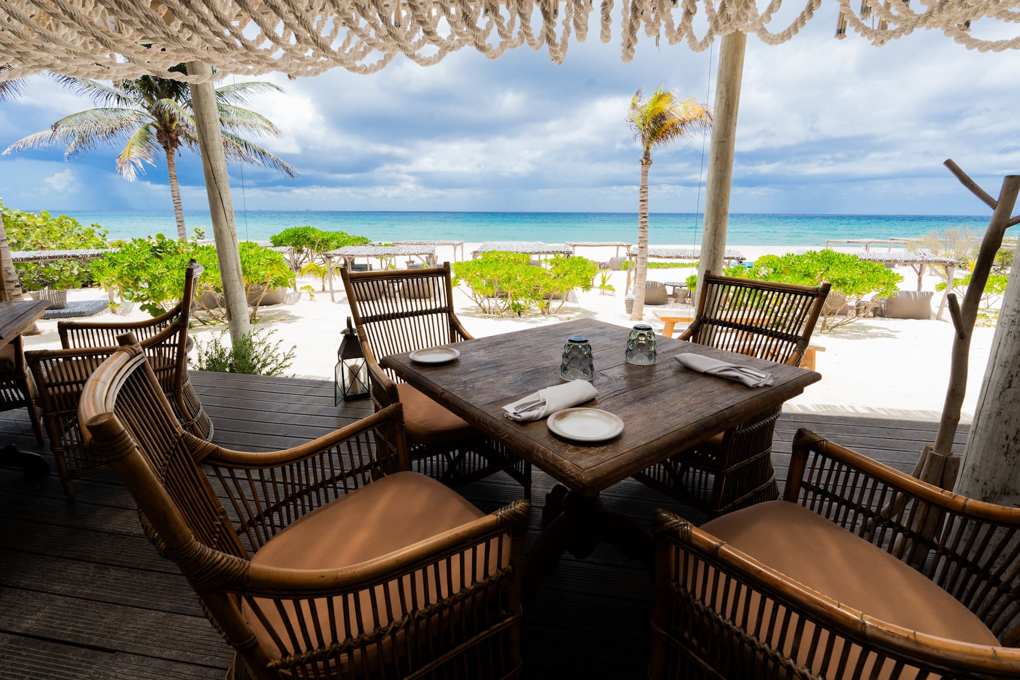 Restaurante de playa frente al mar en la Riviera Maya