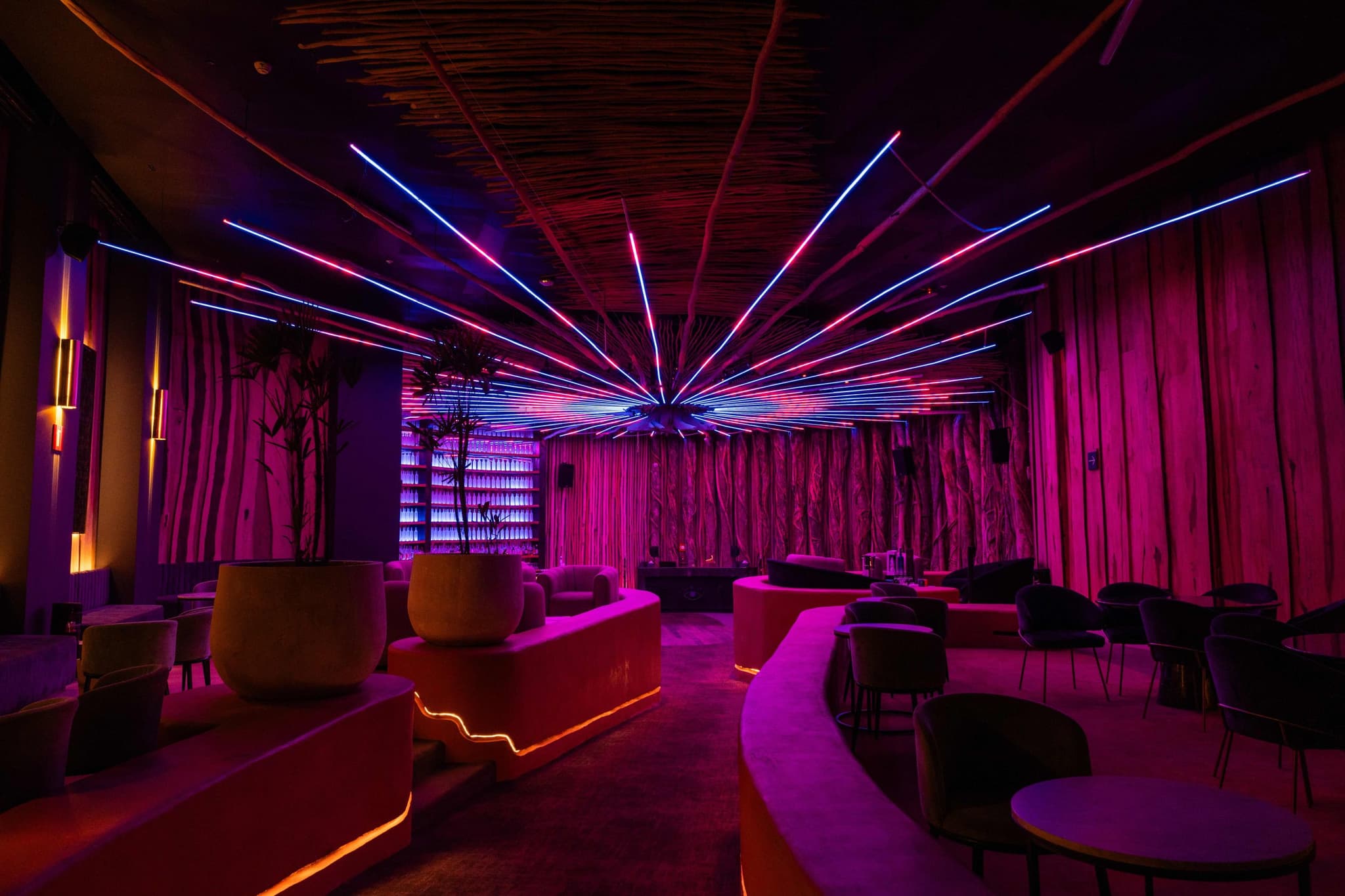 Interior de un club nocturno con luces de neón en Cancún