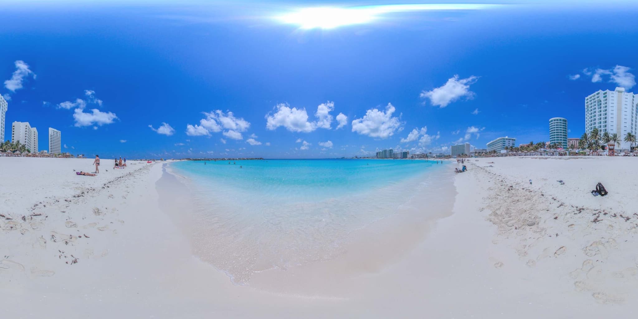 Playa de arena blanca y mar turquesa en Cancún