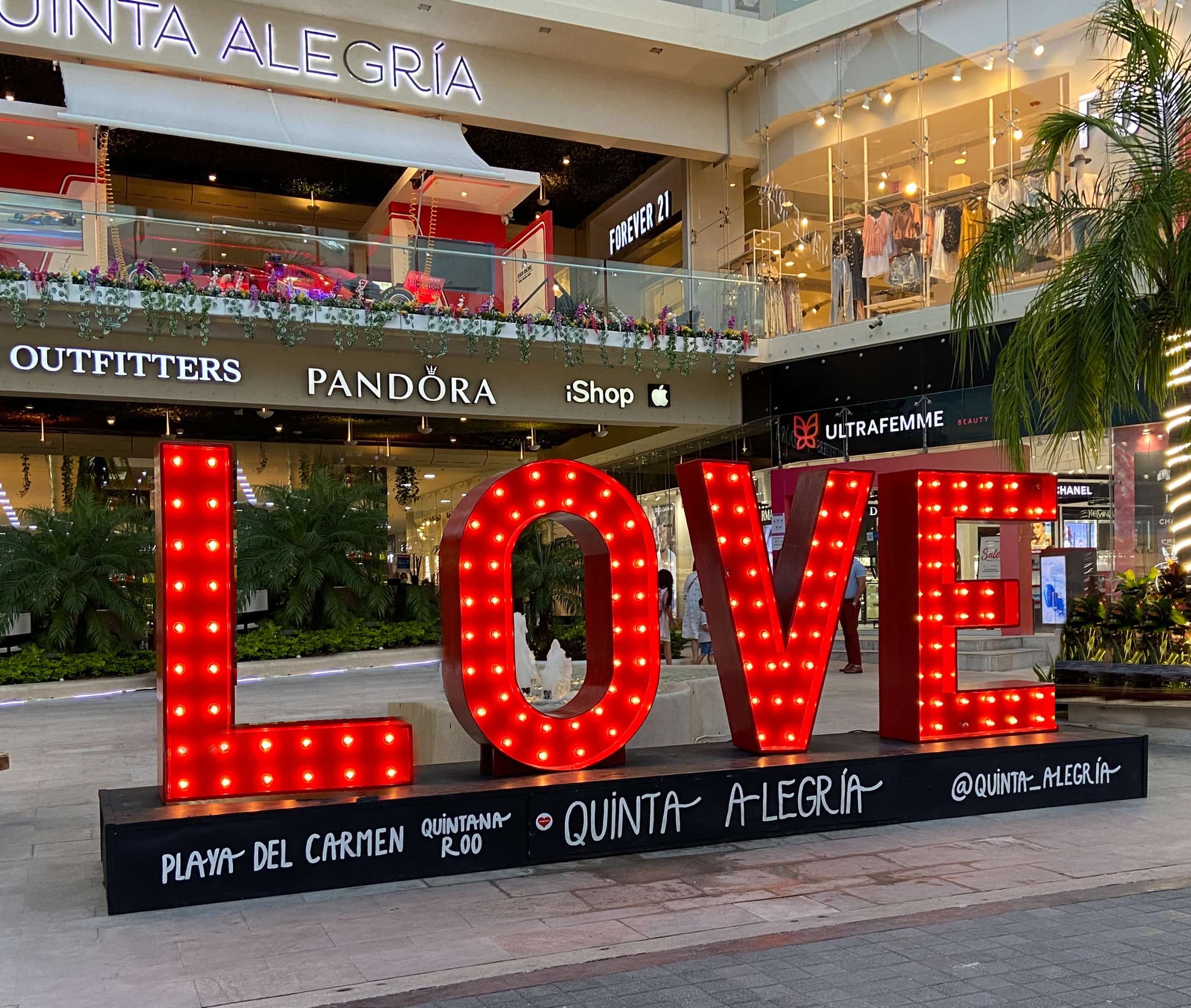 Compras de lujo en Cancún: centros comerciales de alto nivel y tesoros locales