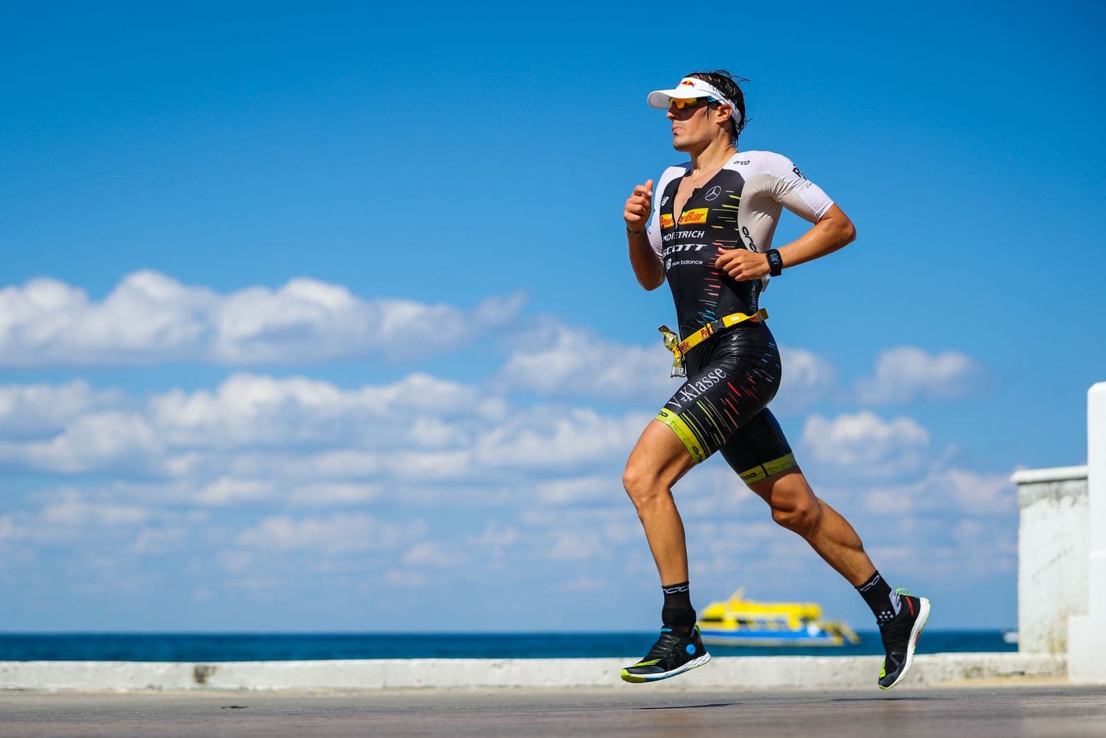 Triatletas en el recorrido de IRONMAN Cozumel