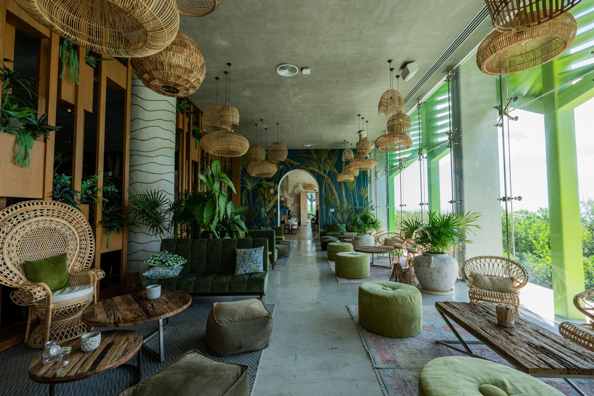 Terraza de un hotel boutique entre la vegetación