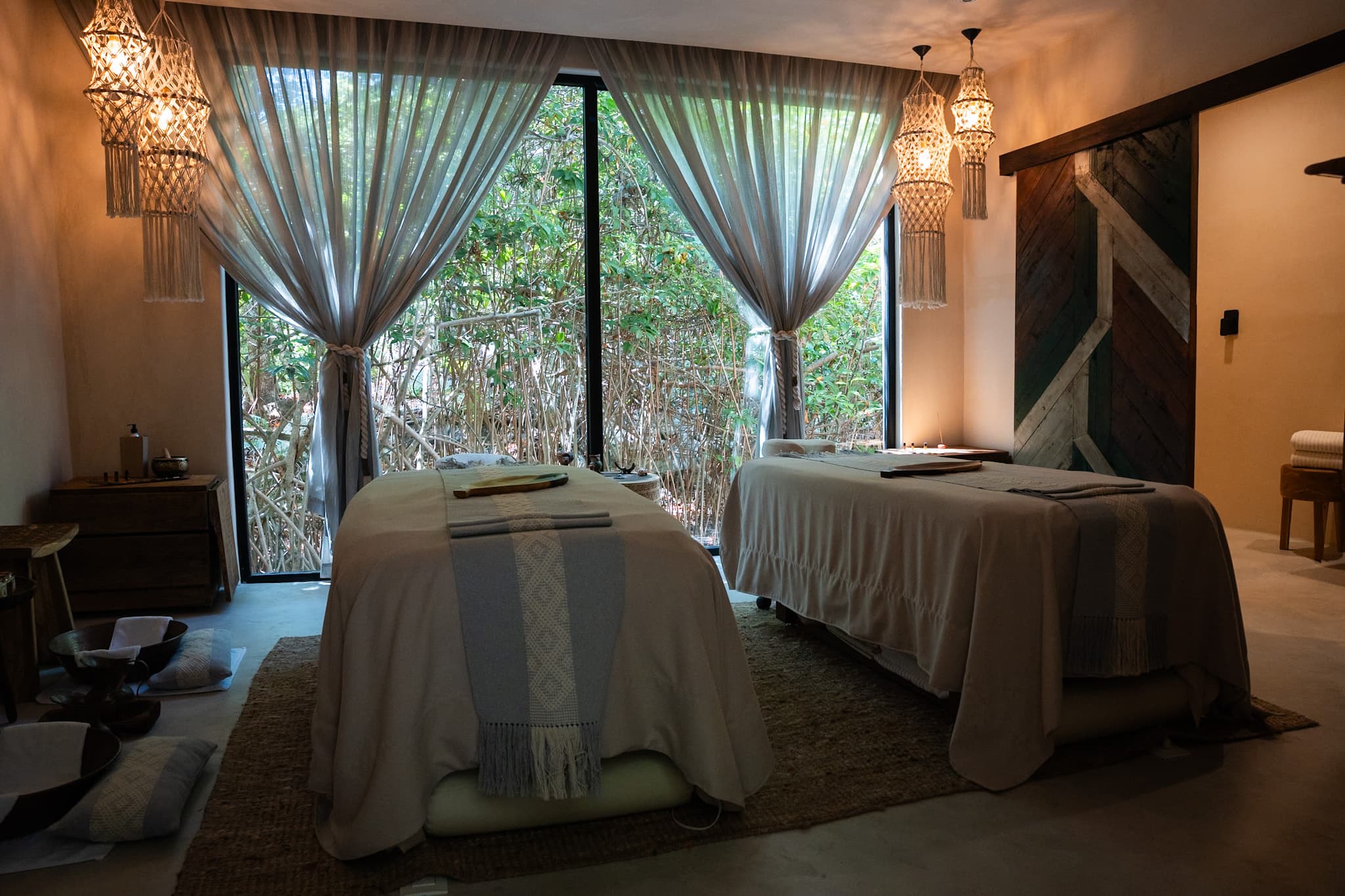 Cabina de masaje para dos abierta a la selva