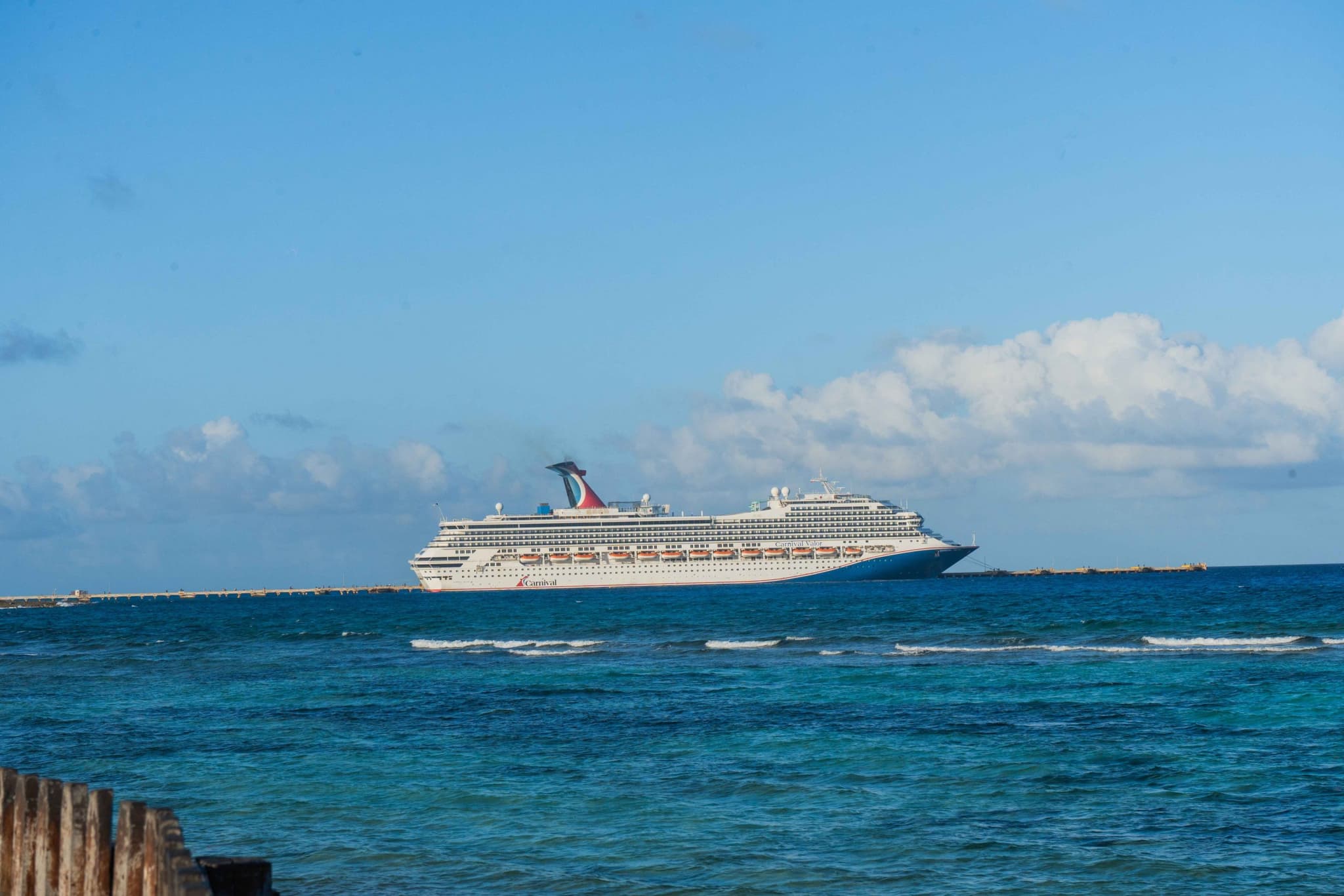 Crucero atracado en un muelle del Caribe Mexicano