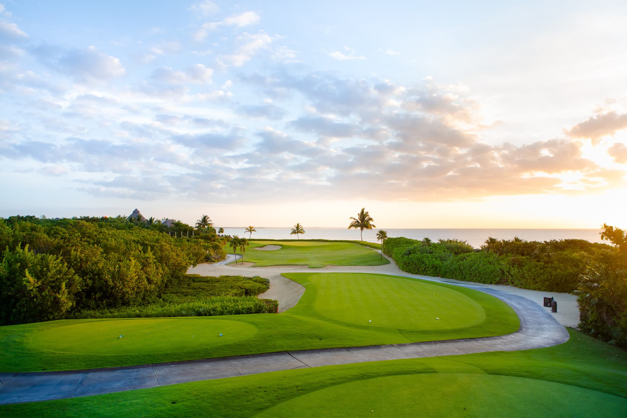 Hoyo 15 del campo de golf El Camaleón, en Mayakoba, al amanecer
