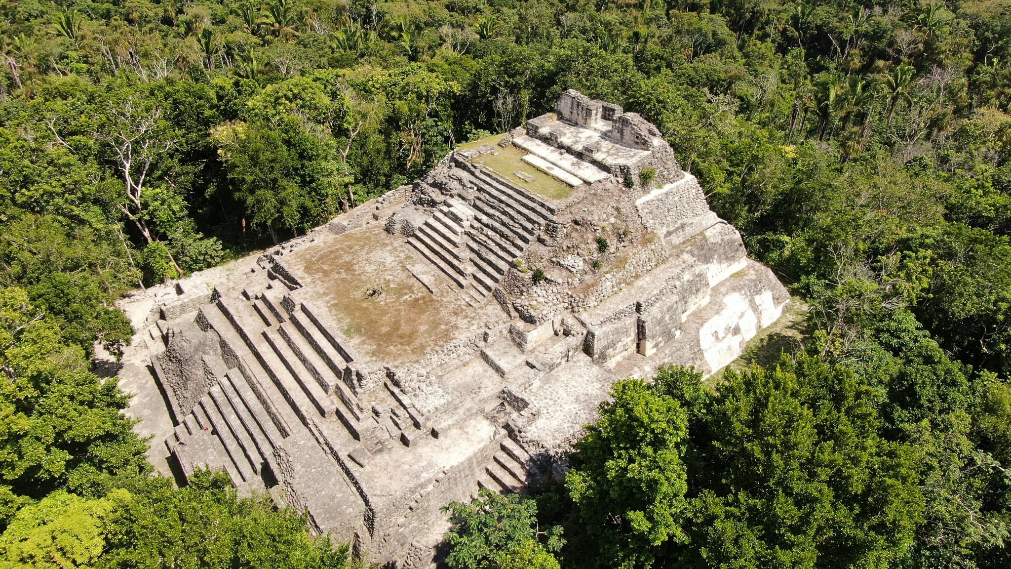 Vista aérea de las pirámides de Ichkabal sobre la selva