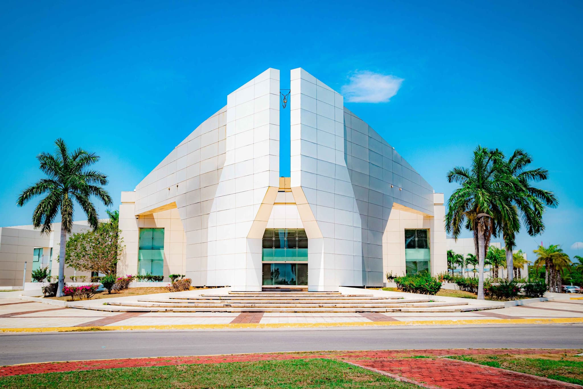 Fachada blanca y curva del centro de convenciones de Chetumal