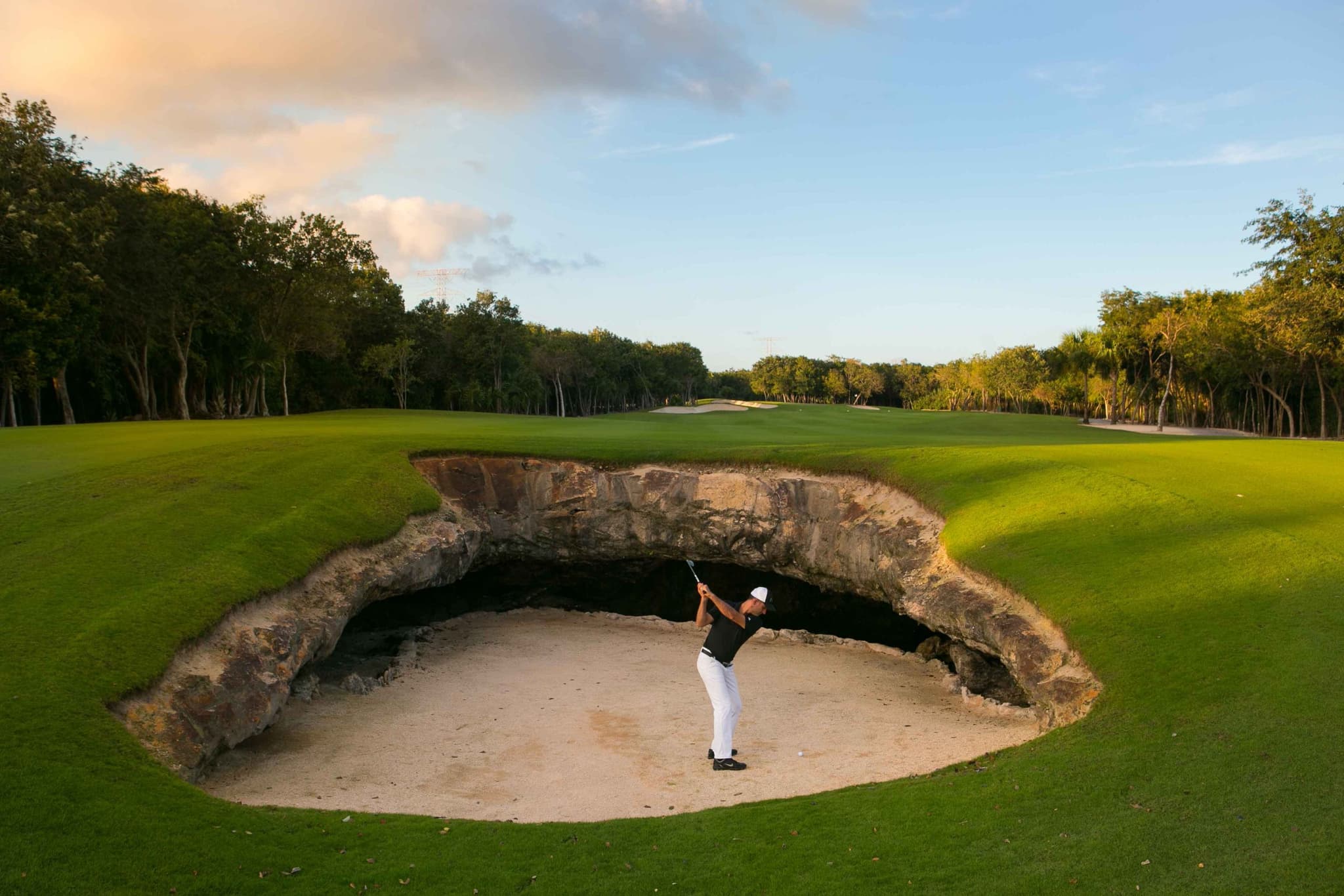 Golfista saliendo de un búnker profundo