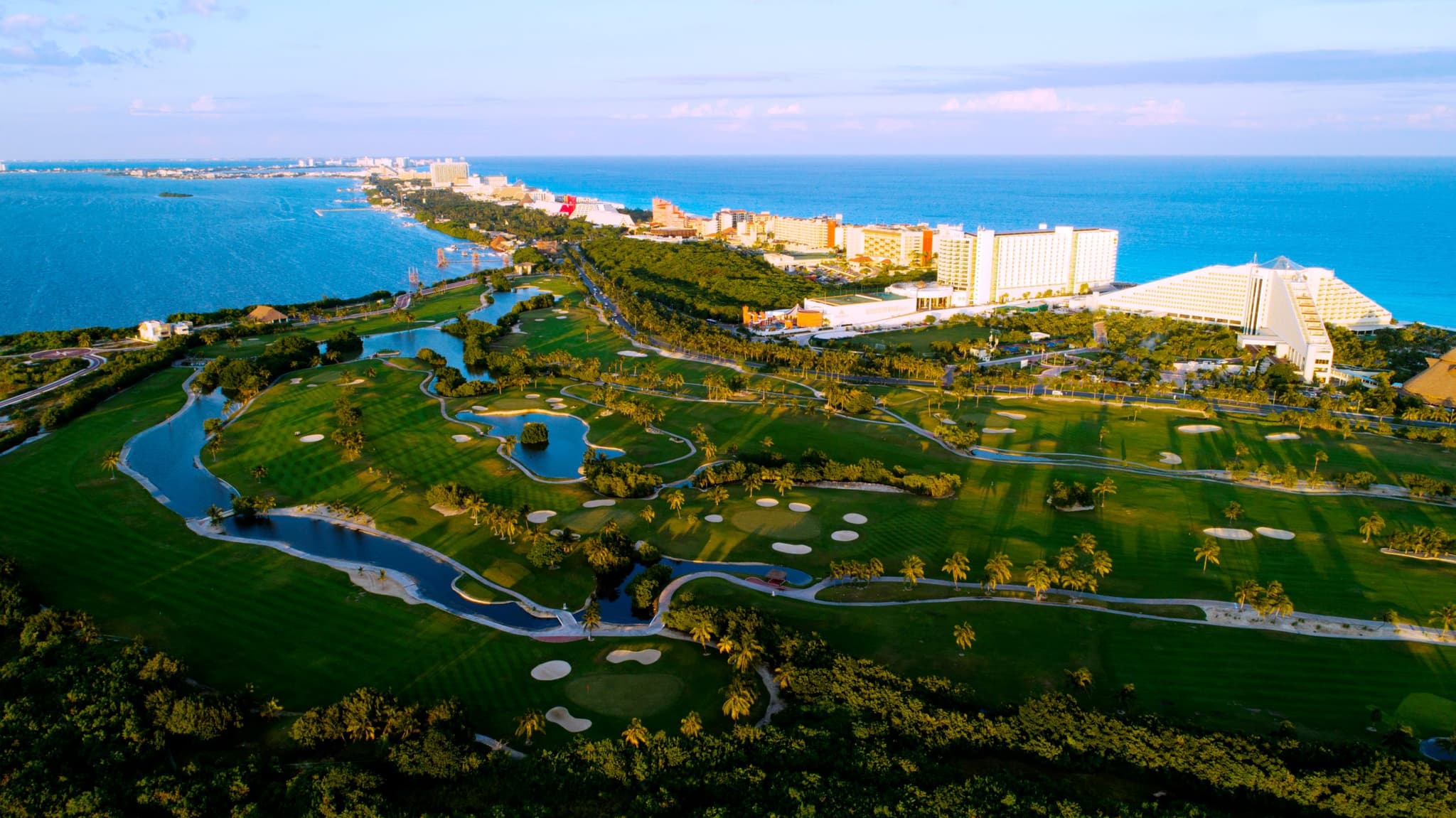 Vista aérea de un campo de golf frente al mar