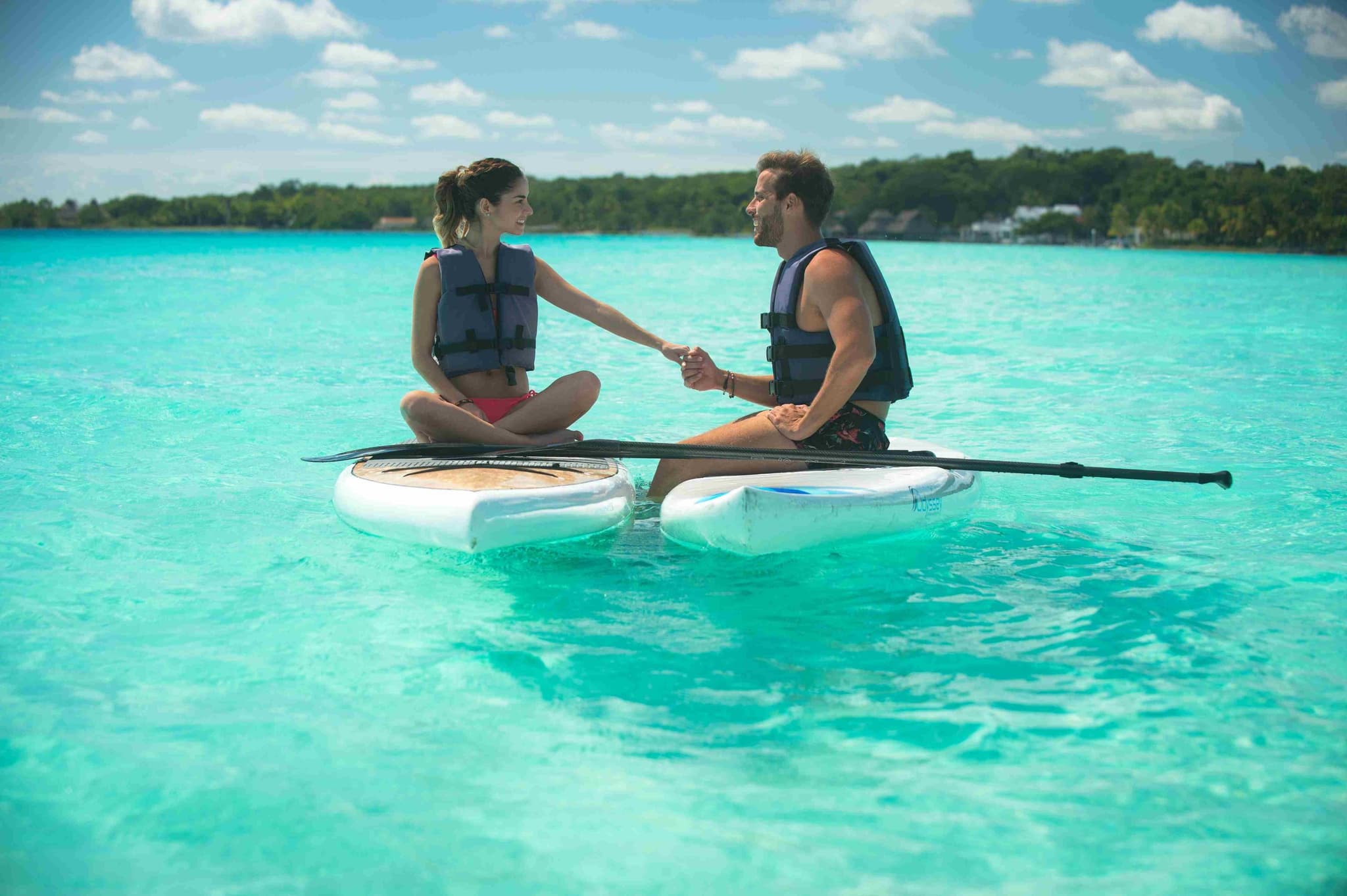Pareja en tablas de paddle sobre la Laguna de los Siete Colores