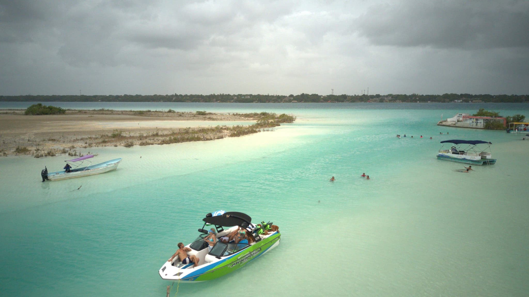 Lancha en la orilla de la Laguna de los Siete Colores