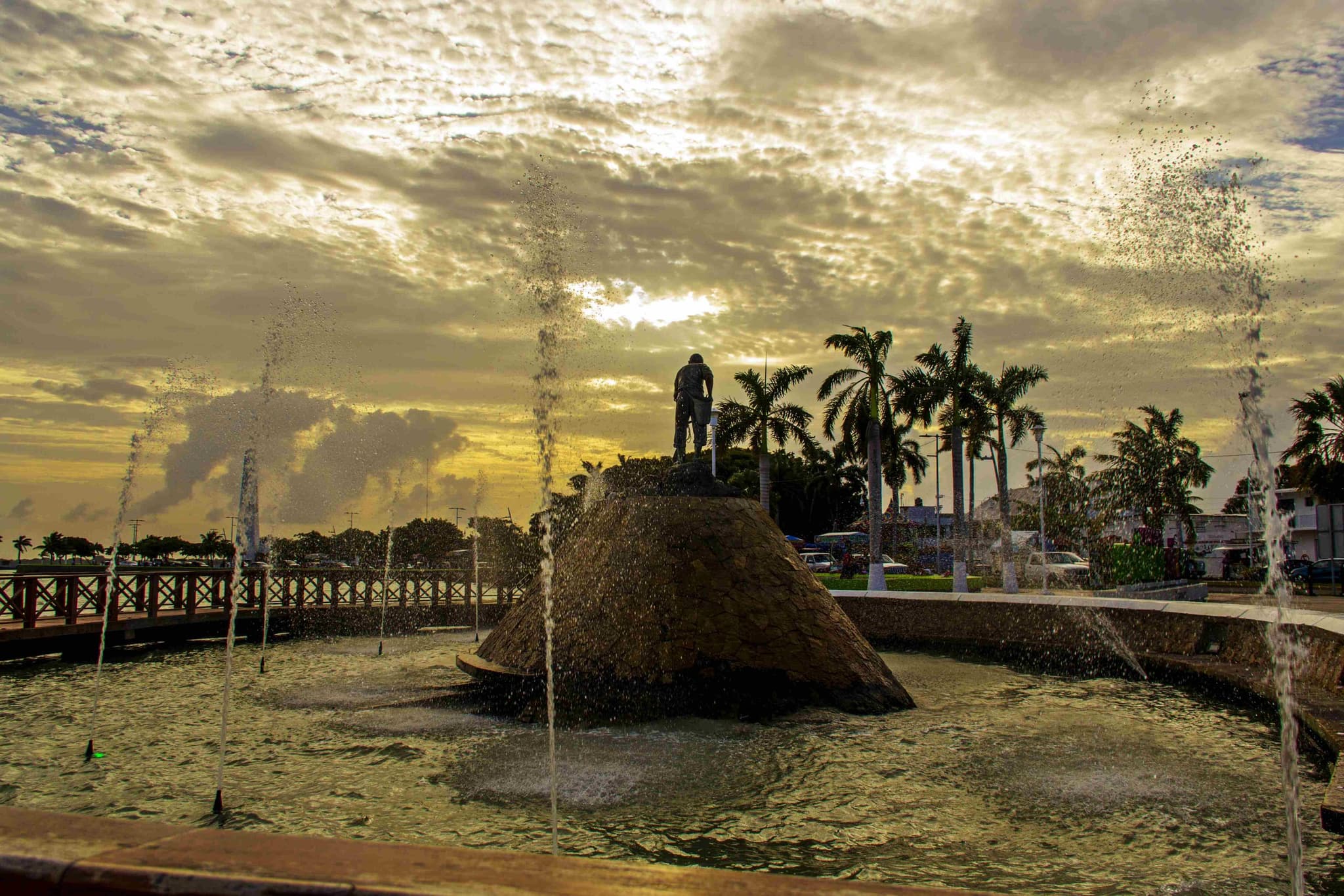 Fuentes del monumento del malecón de Chetumal al atardecer