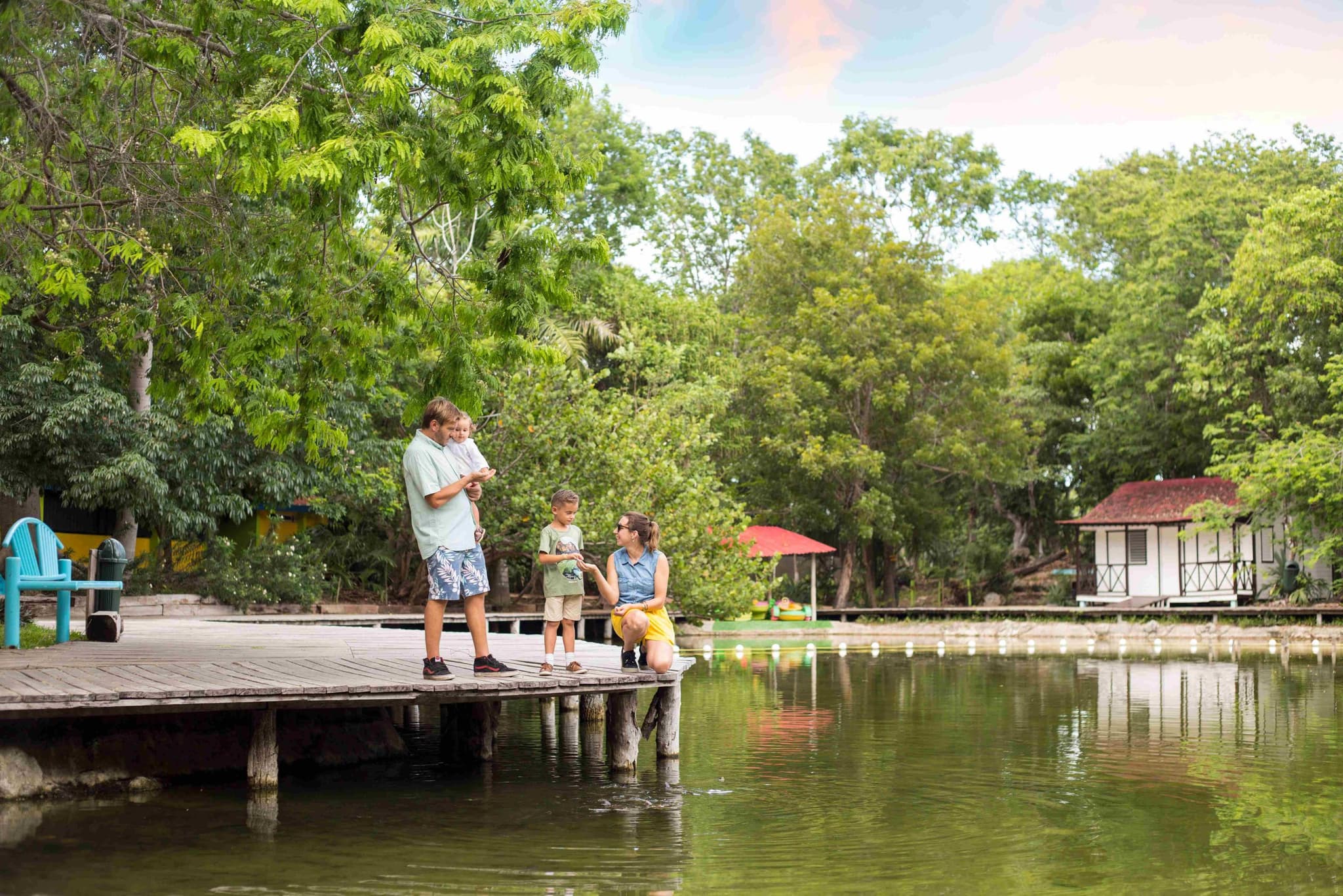 Familia en un muelle de madera en la Laguna Milagros