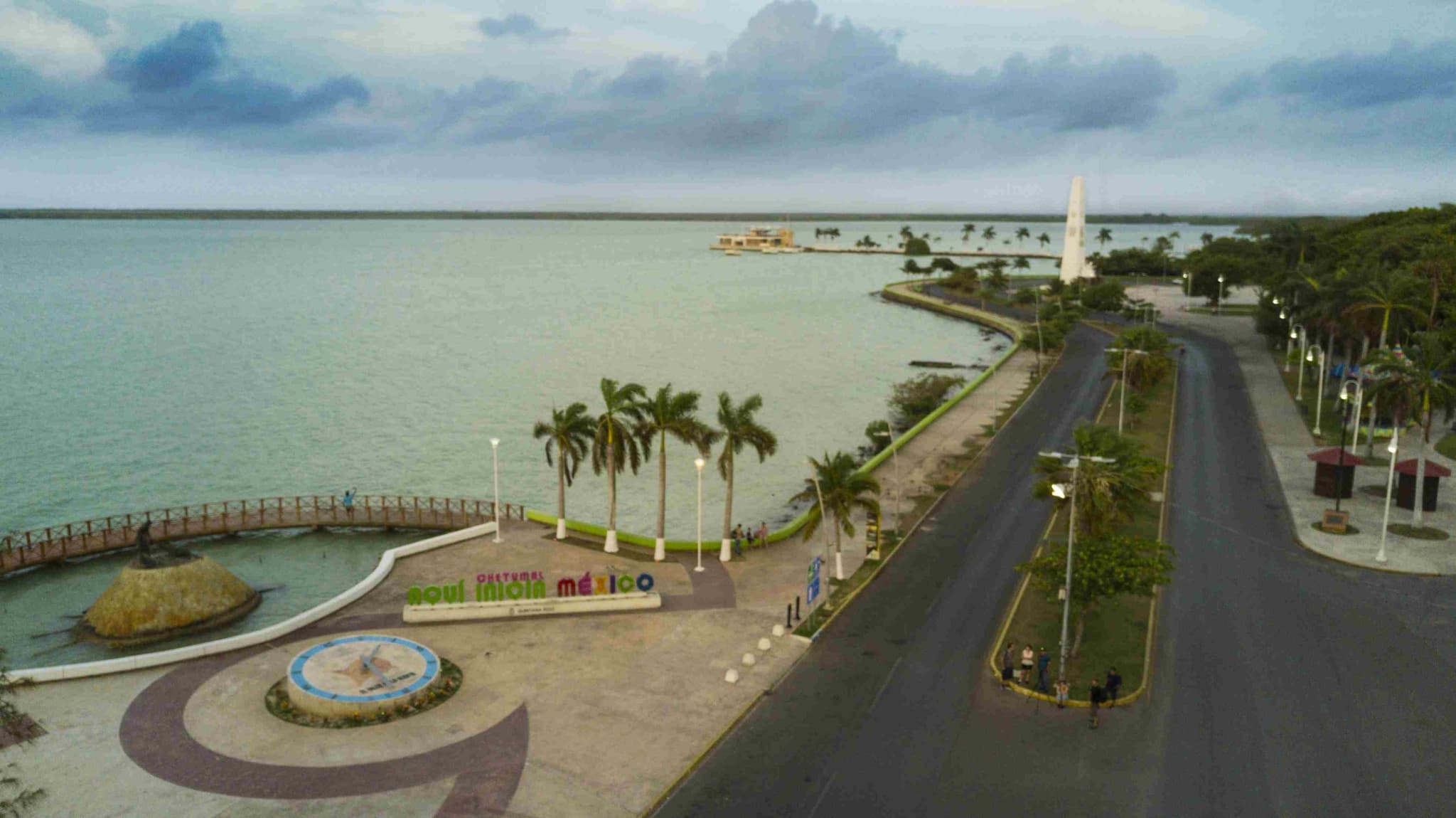Bulevar y monumento frente a la Bahía de Chetumal