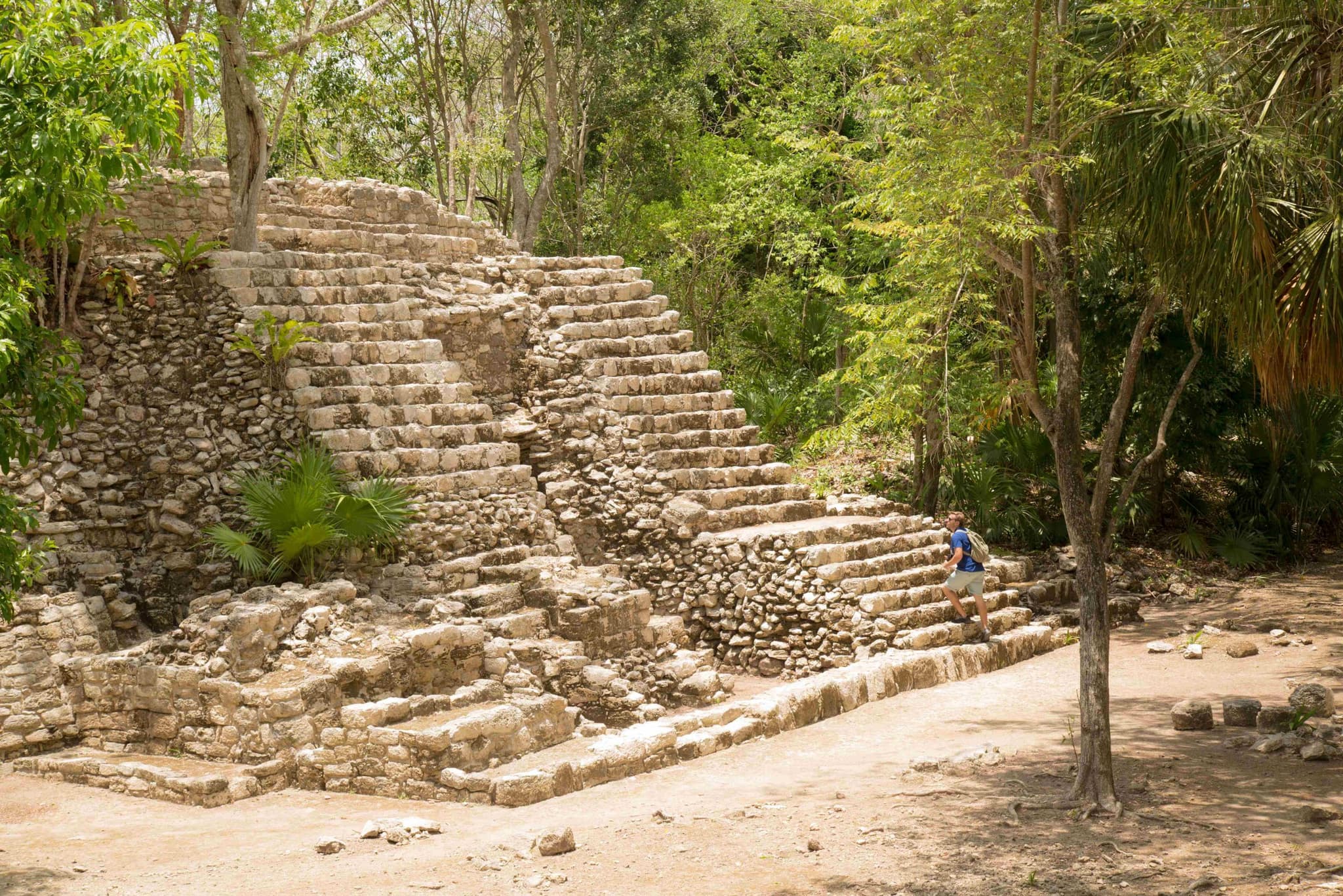 Pirámide de un sitio arqueológico maya cerca de Chetumal