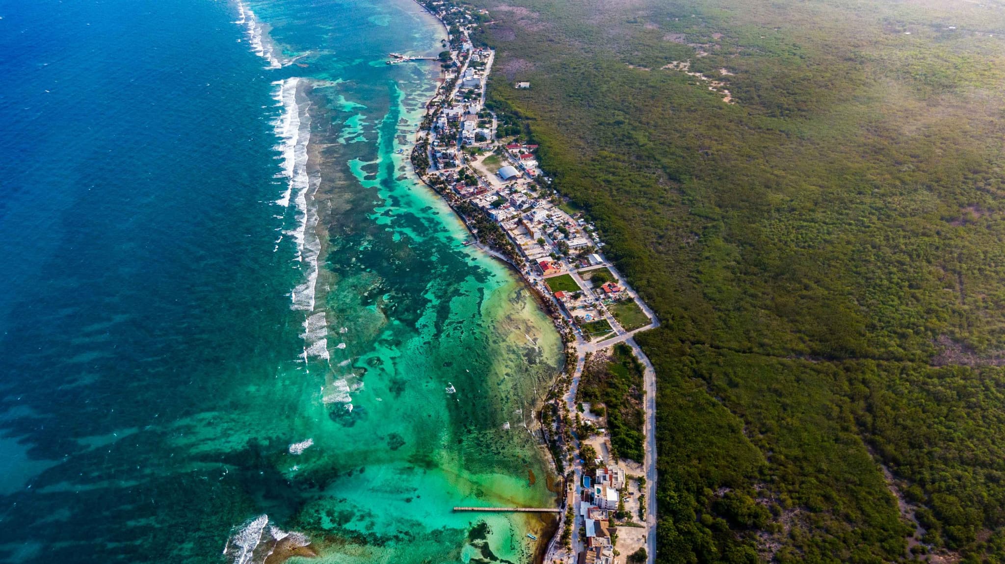 Vista aérea del pueblo de Mahahual y su arrecife