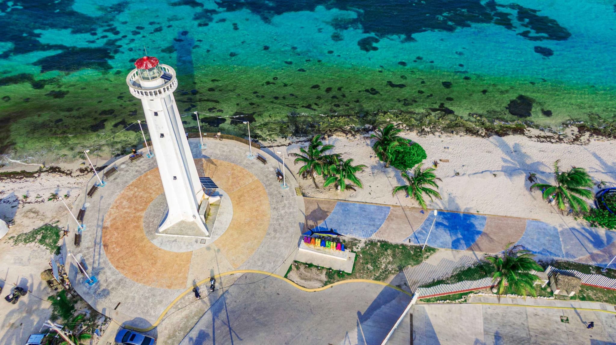Faro de Mahahual junto al malecón