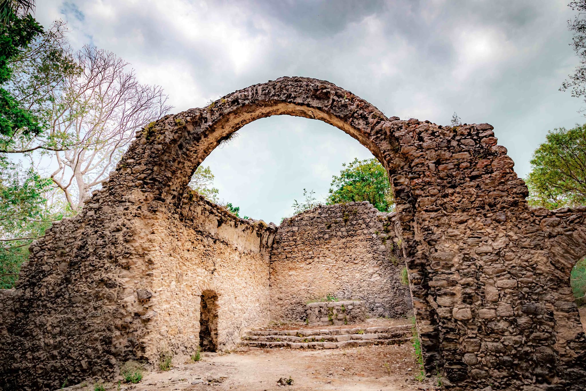 Arco de piedra de la capilla colonial en Oxtankah