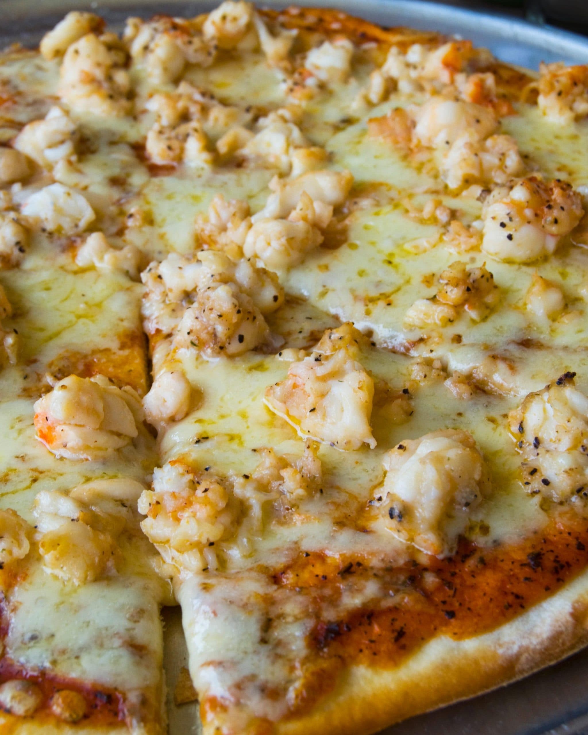 Pizza de langosta servida en un restaurante de Holbox