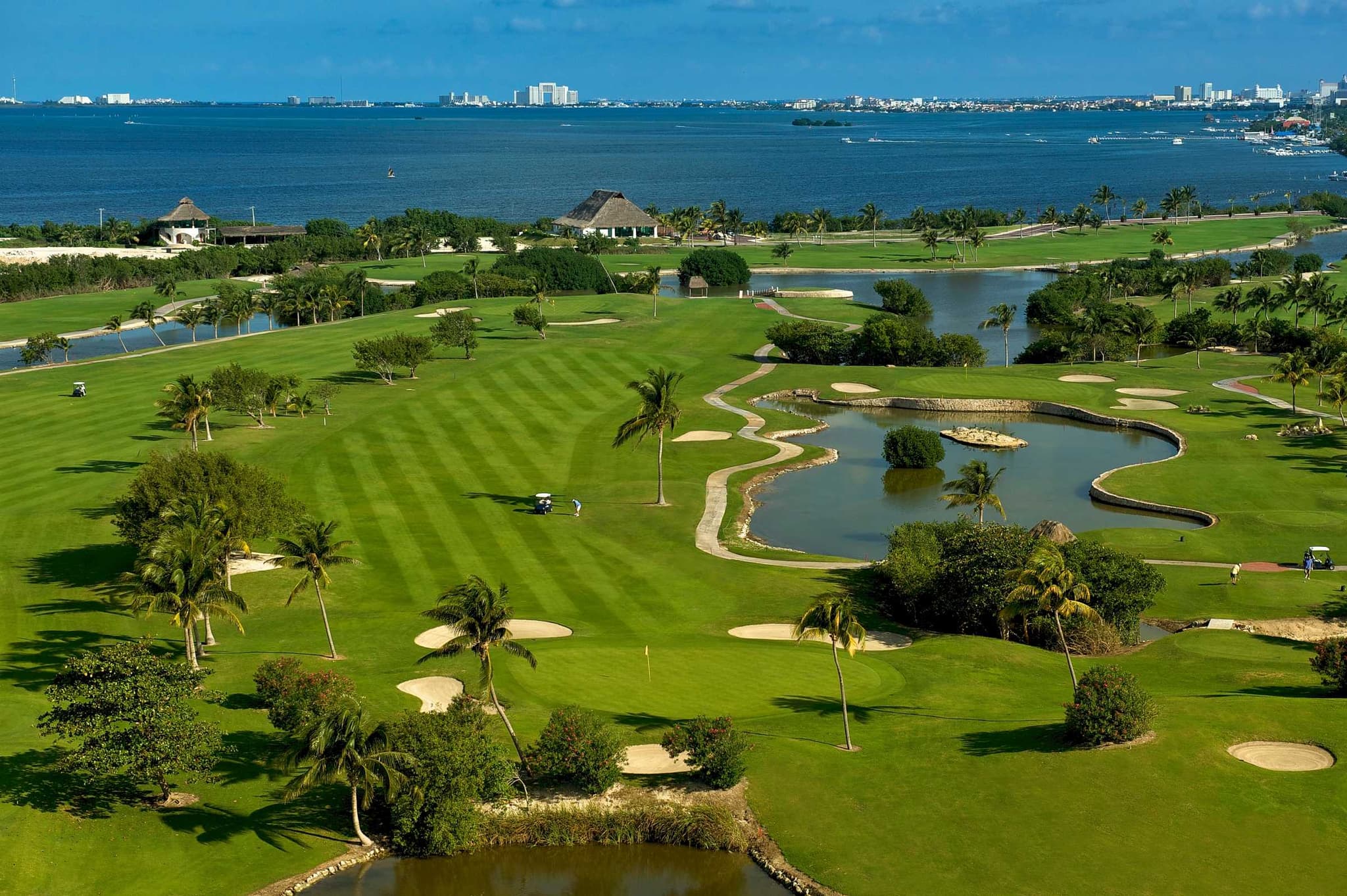 Vista aérea de un campo de golf frente a la laguna