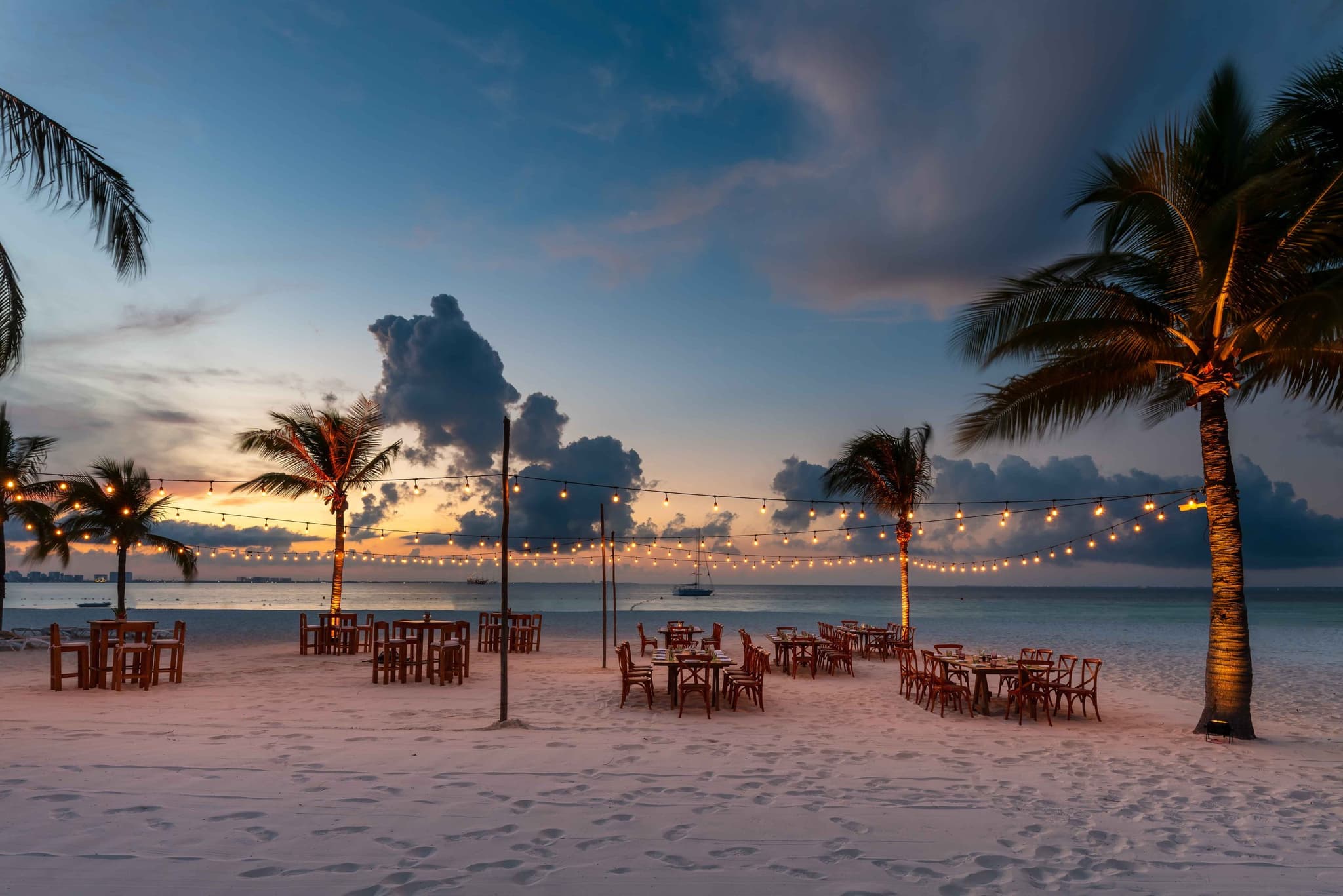 Montaje de cena en la playa al atardecer
